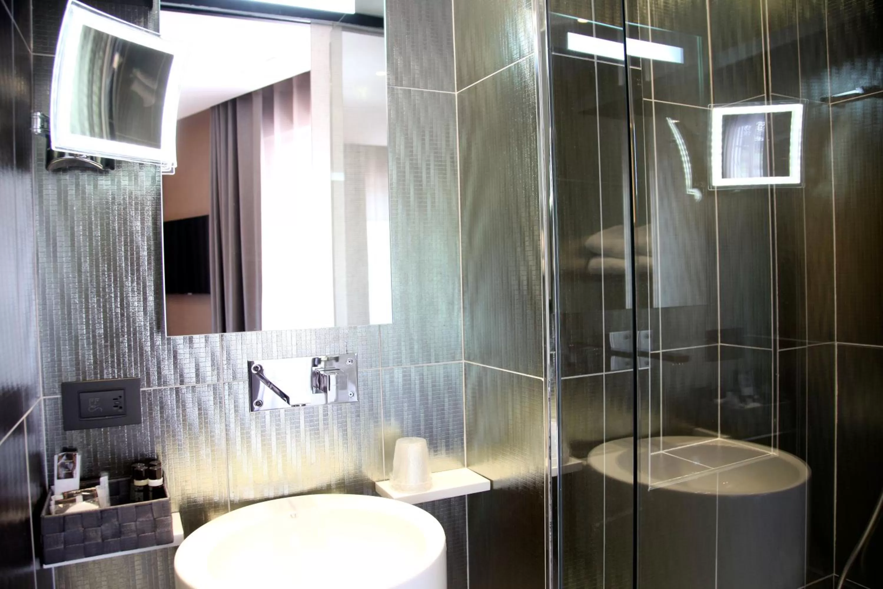 Bathroom in Hôtel Elysées Paris