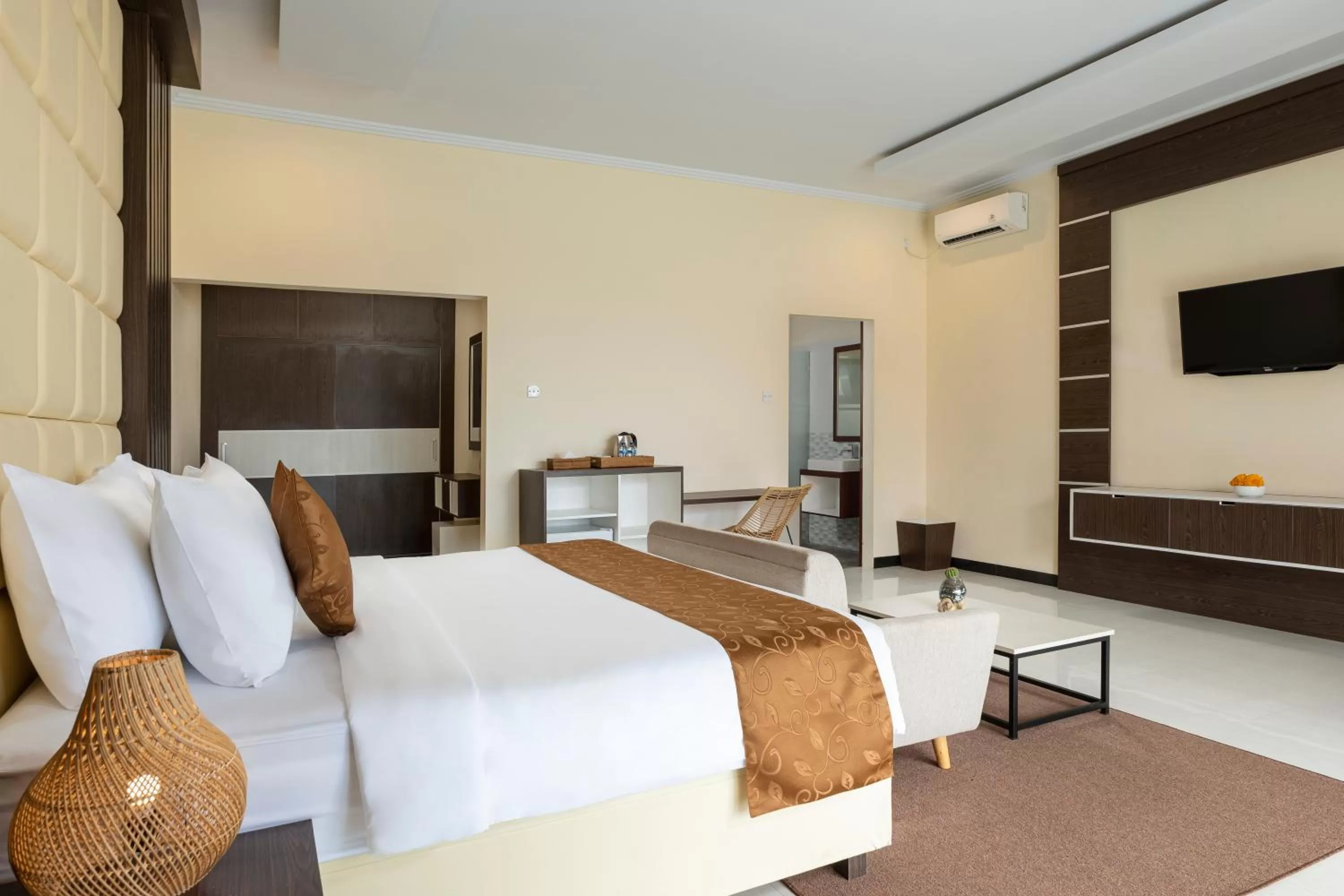 Communal lounge/ TV room, Bed in Semabu Hills Hotel Nusa Penida