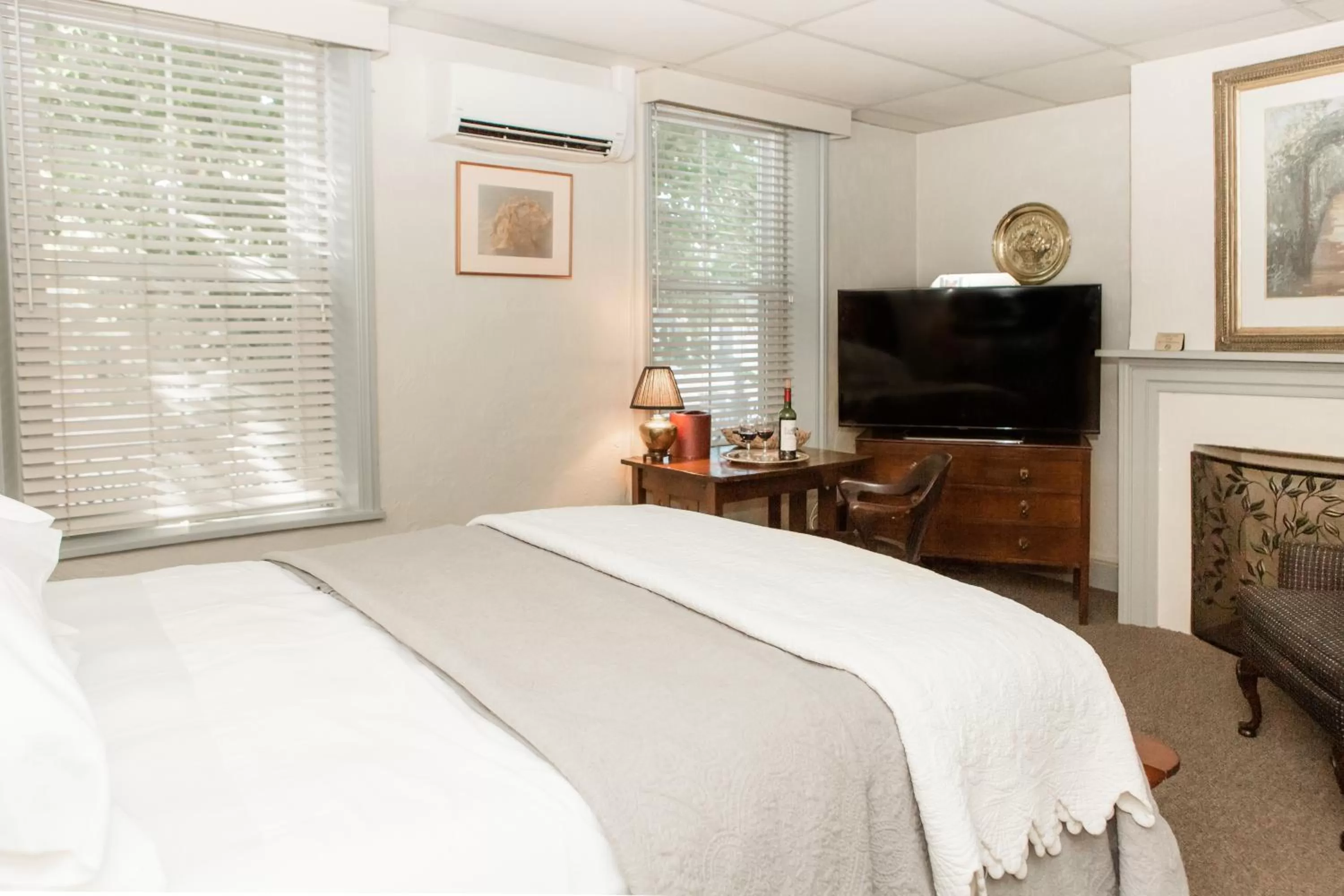 Bed in James Buchanan Hotel, Trademark Collection by Wyndham