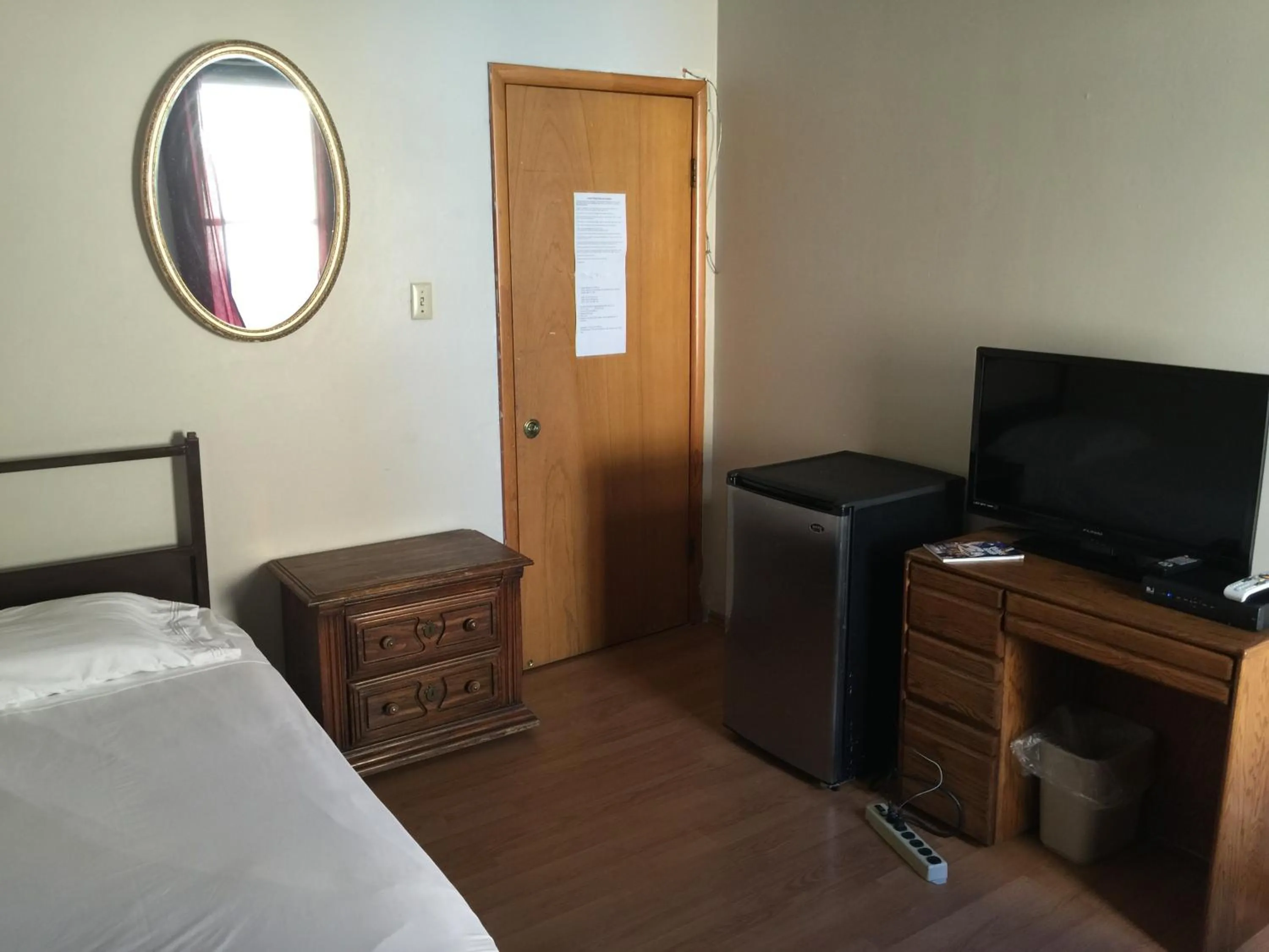 Bed, TV/Entertainment Center in Avenues Hostel