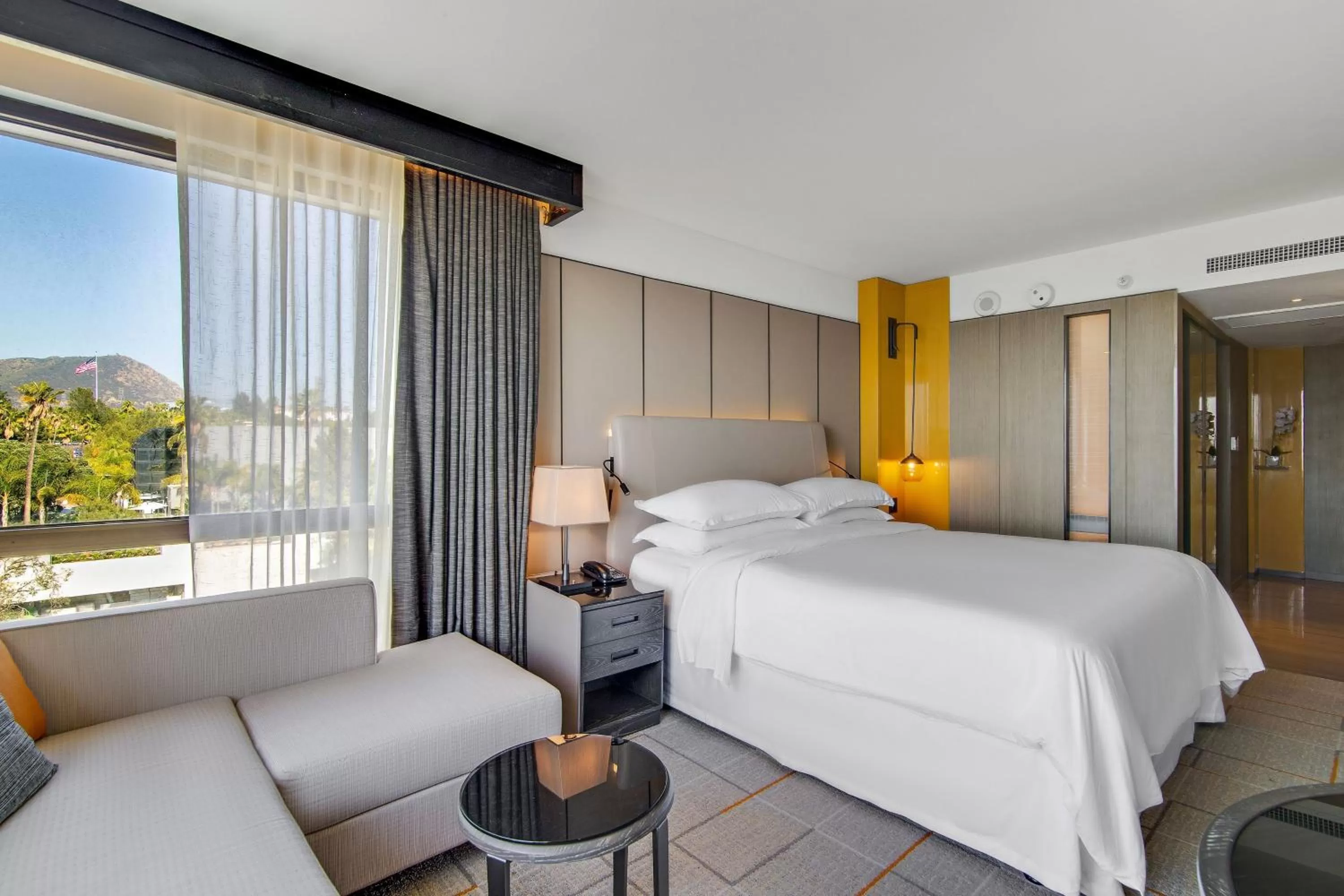 Photo of the whole room, Bed in Sheraton Universal