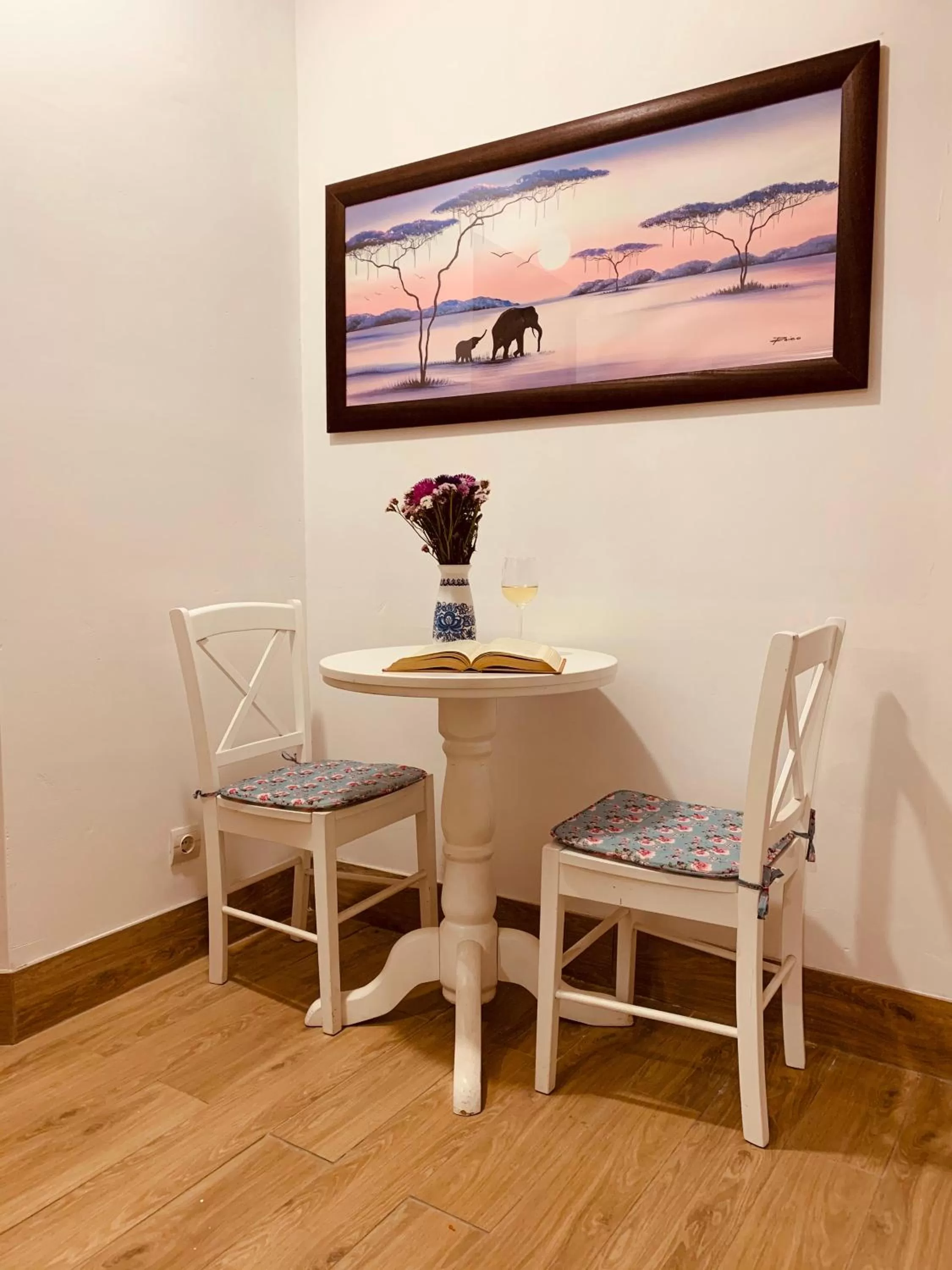 Communal lounge/ TV room in WINE & ROSE BOUTIQUE HOTEL