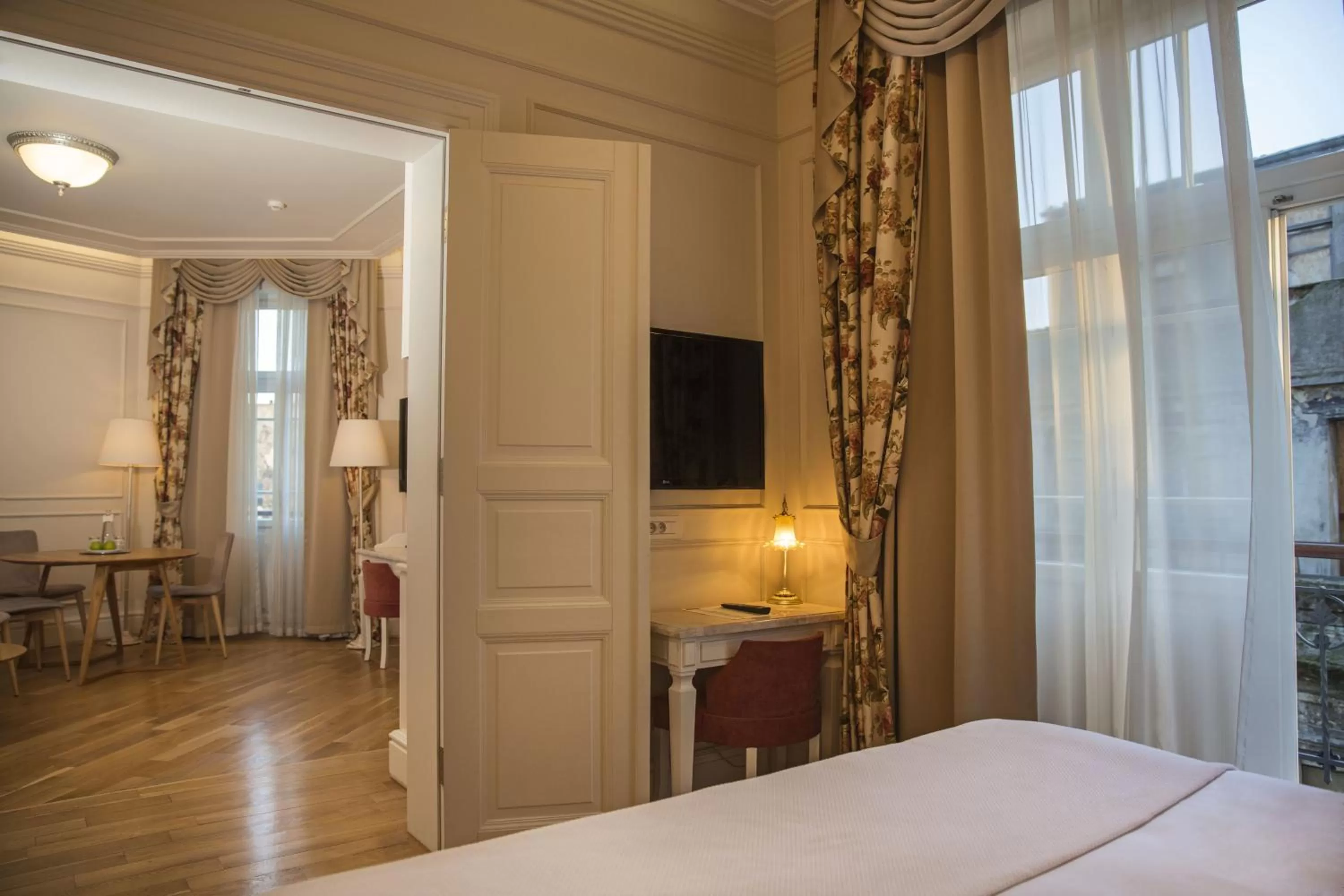 Living room, Bed in Corinne Art & Boutique Hotel