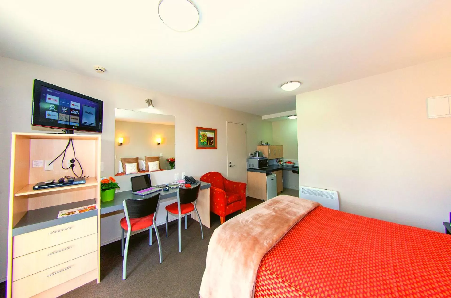 Bed in Cranford Oak Motel