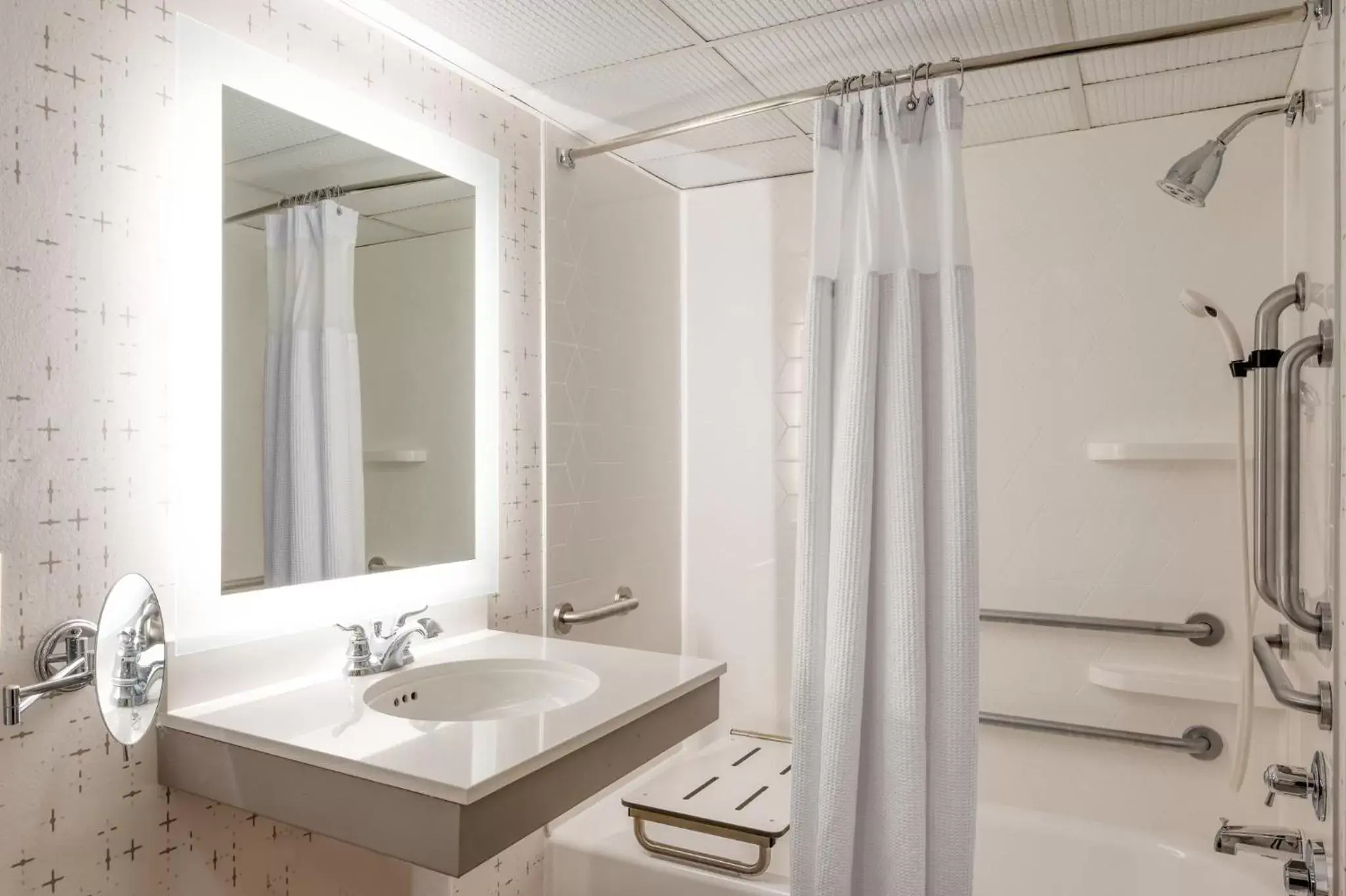Double Room with Bath Tub - Disability Access/Non-Smoking in Crowne Plaza Indianapolis-Airport, an IHG Hotel Double Room with Bath Tub - Disability Access/Non-Smoking in Crowne Plaza Indianapolis-Airport, an IHG Hotel