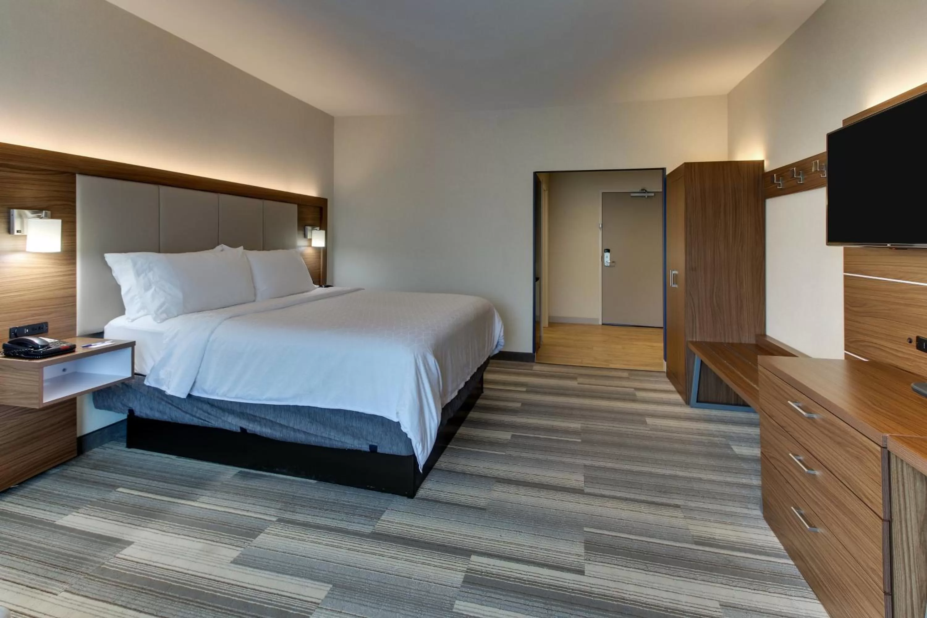 Photo of the whole room, Bed in Holiday Inn Express & Suites Ithaca by IHG
