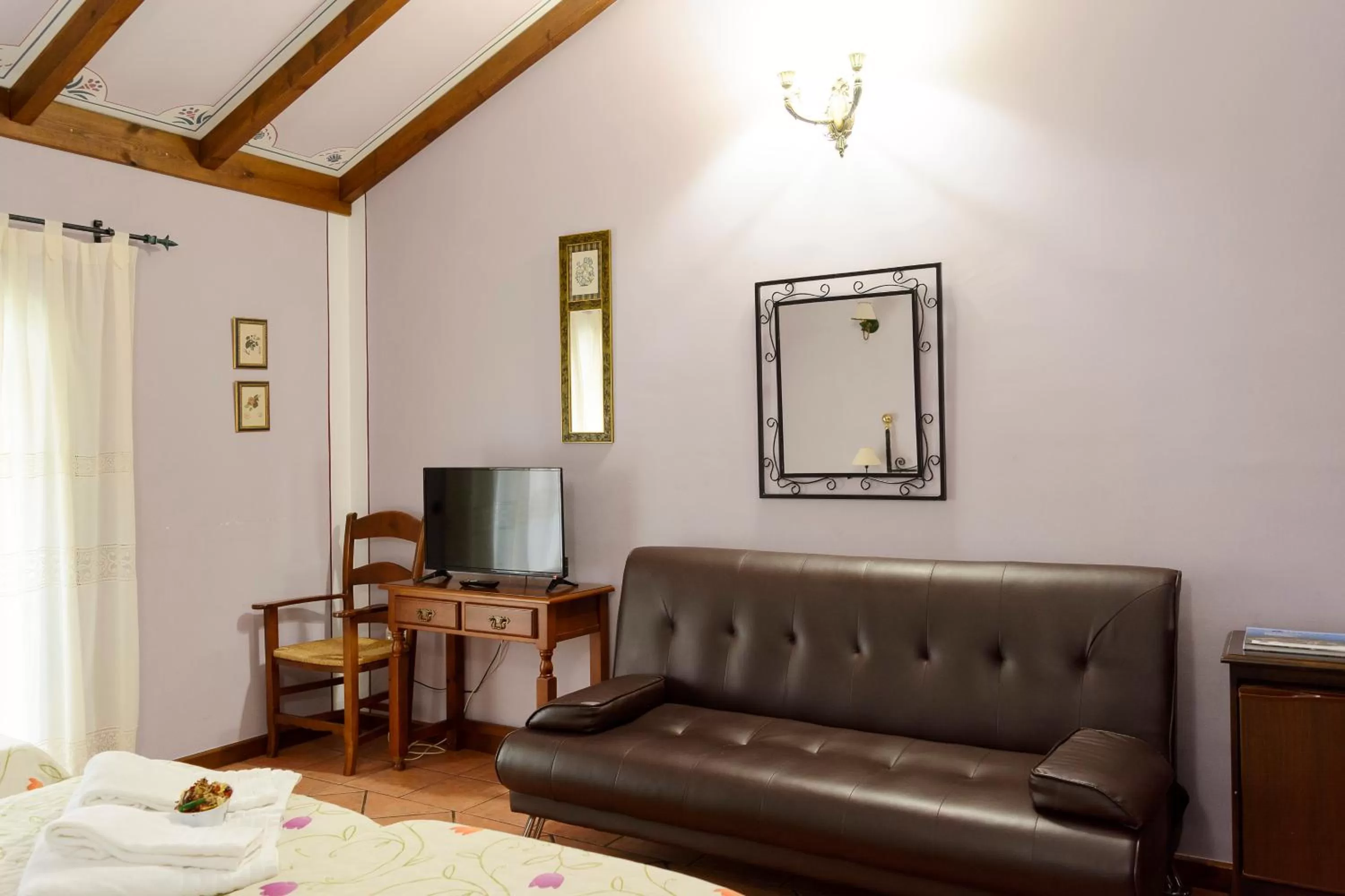 Decorative detail, Bed in Hospedium Hotel Rural Soterraña