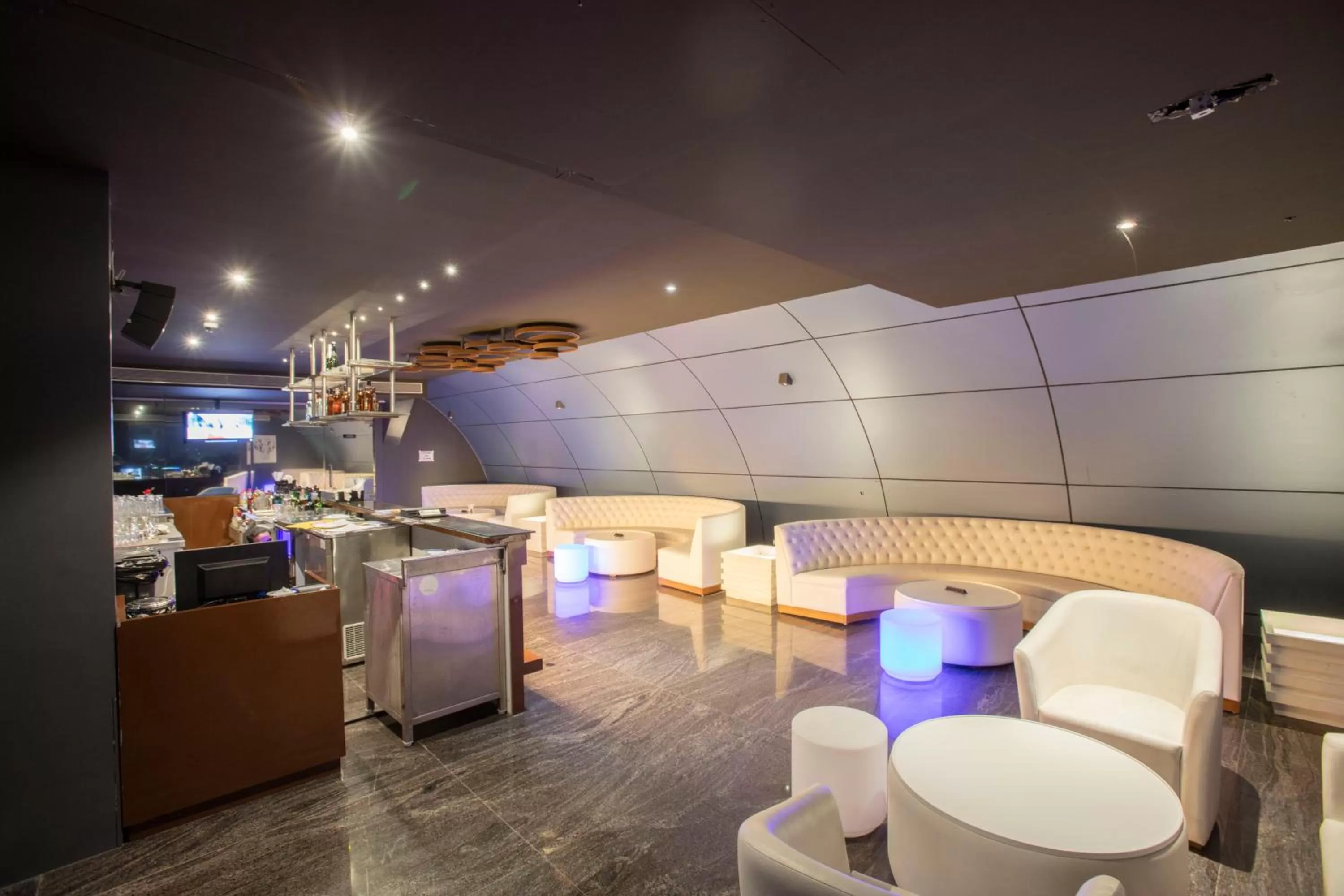 Lounge or bar, Kitchen/Kitchenette in Sapphire Premium Hotel & Suite