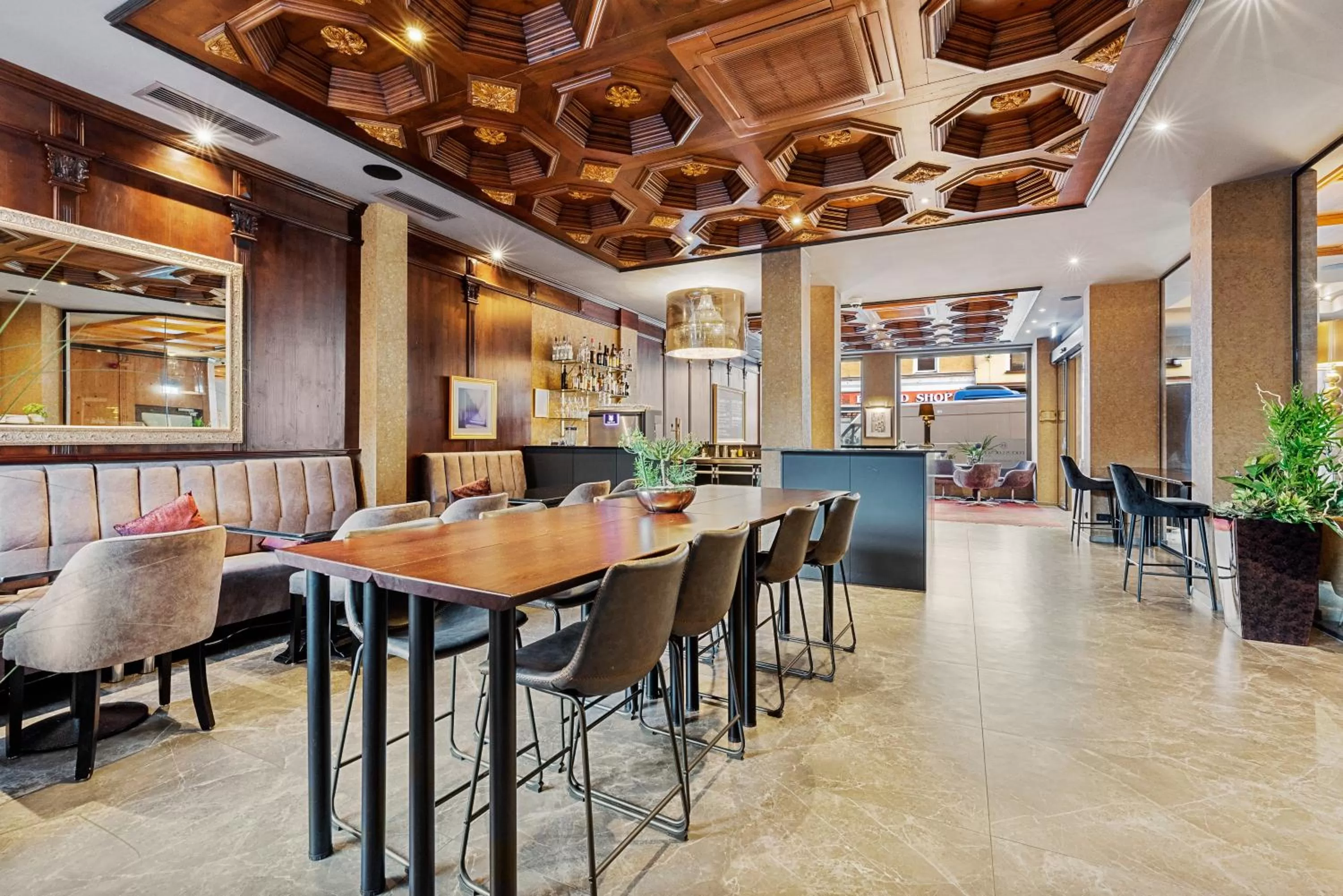 Restaurant/places to eat in KING's Hotel First