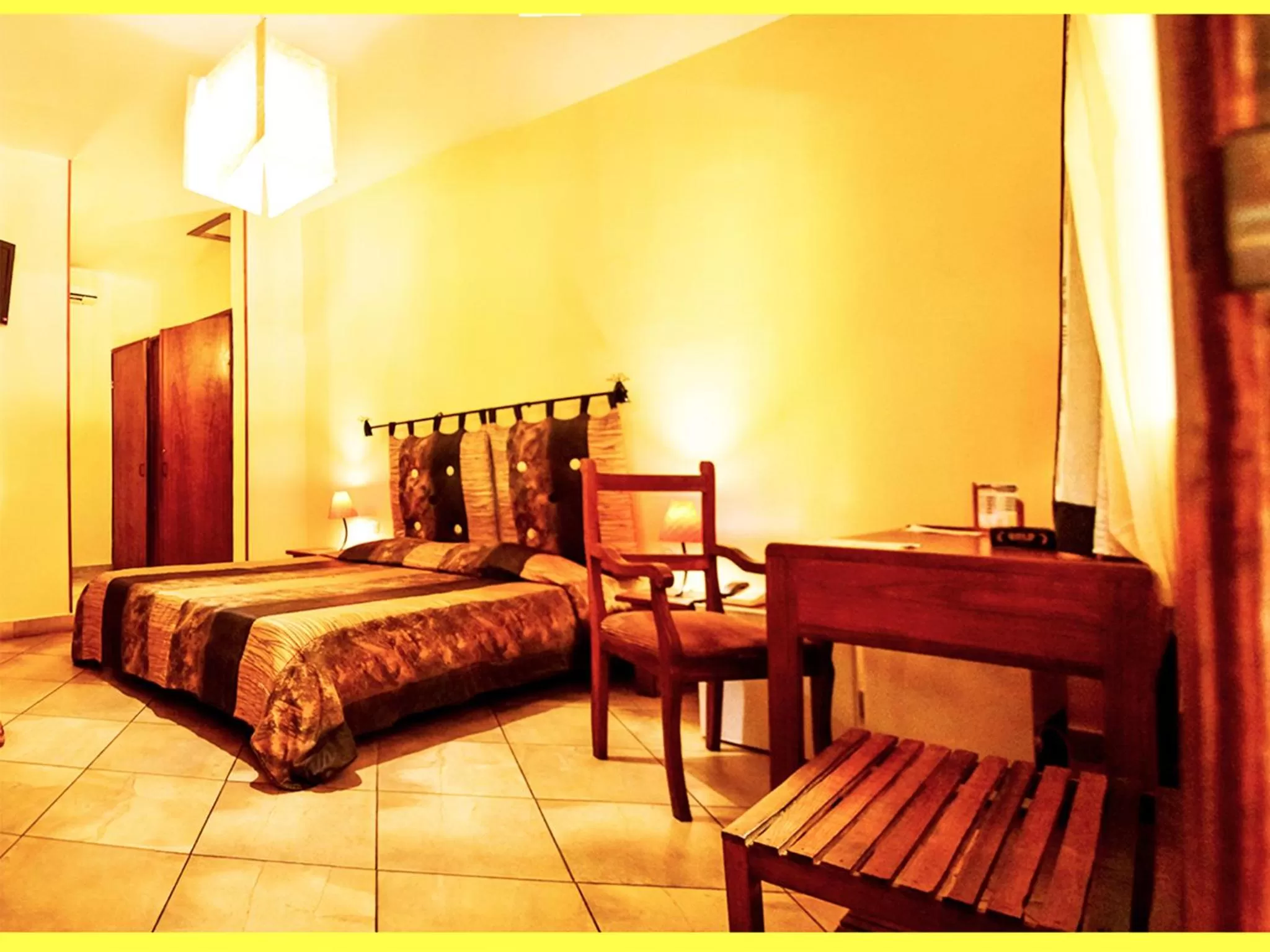 Bed in Hôtel Restaurant Coco Lodge Majunga