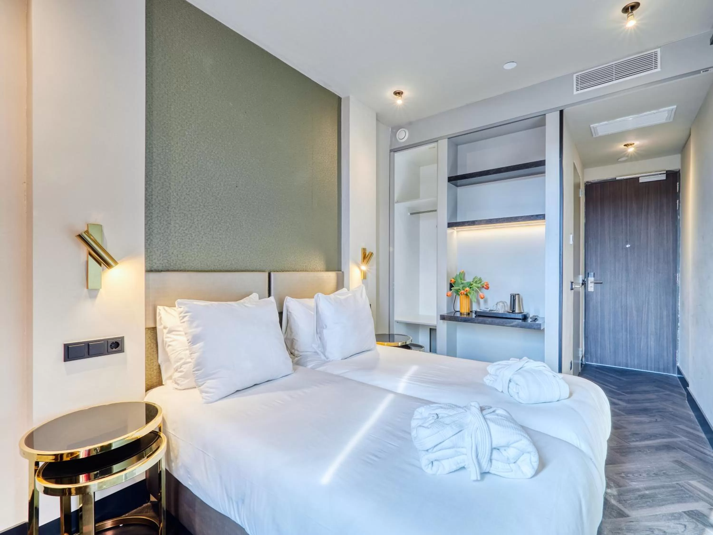 Photo of the whole room, Bed in Triple G Hotels