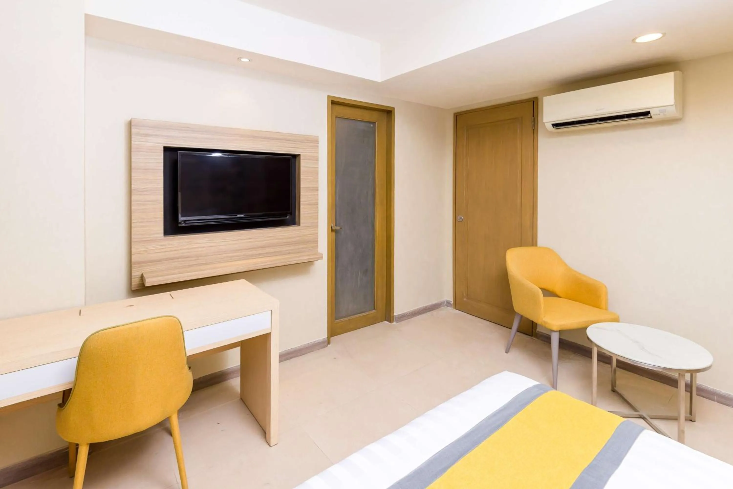 Bedroom in SureStay Plus by Best Western Cebu City