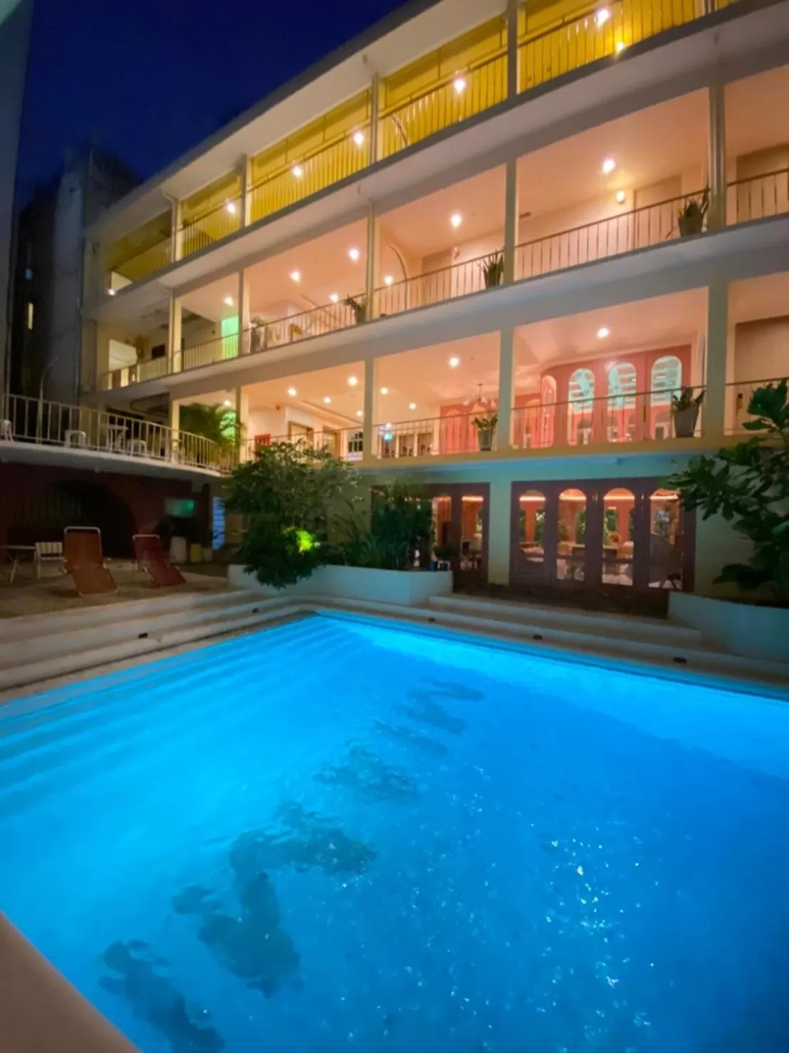 Swimming pool in Miami Hotel Bangkok