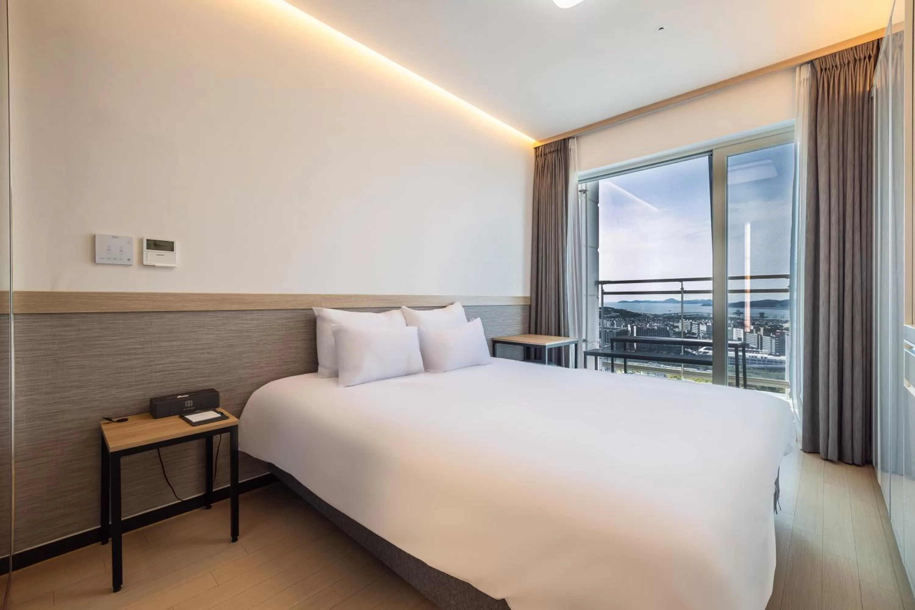 Bed in Skytop Hotel Incheon Airport