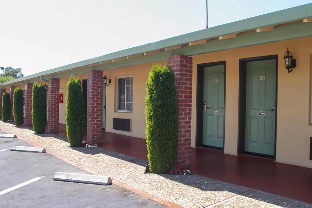 Facade/entrance in King's Rest Motel