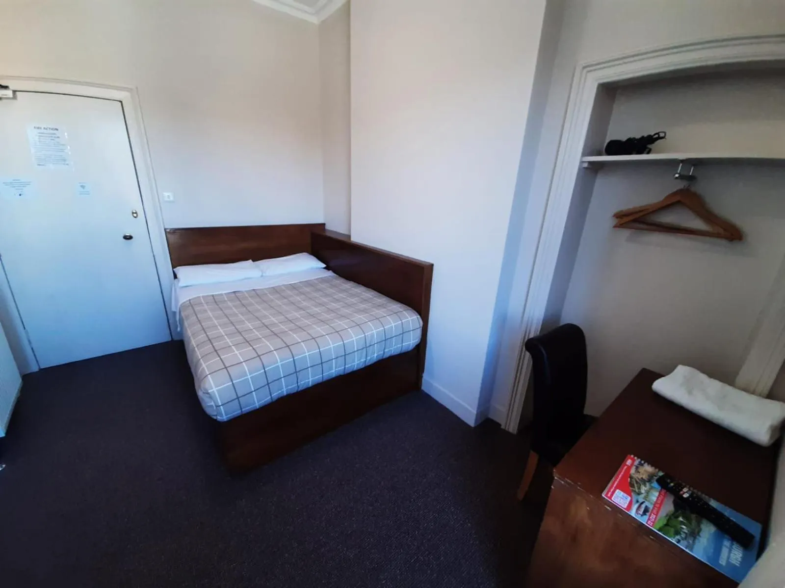 Photo of the whole room, Bed in Adelphi Hotel