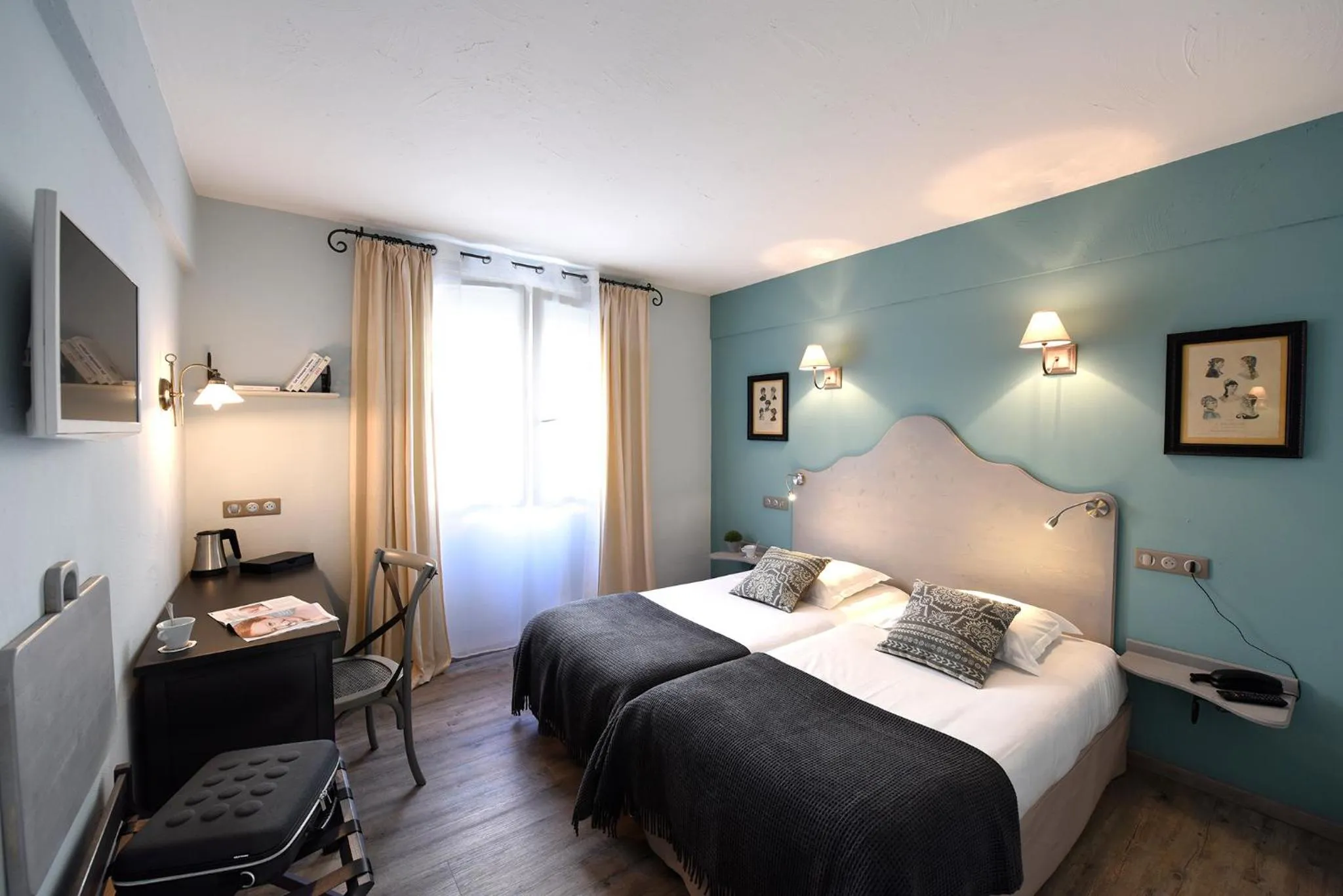 Photo of the whole room, Bed in The Originals Boutique, Hôtel du Parc, Cavaillon