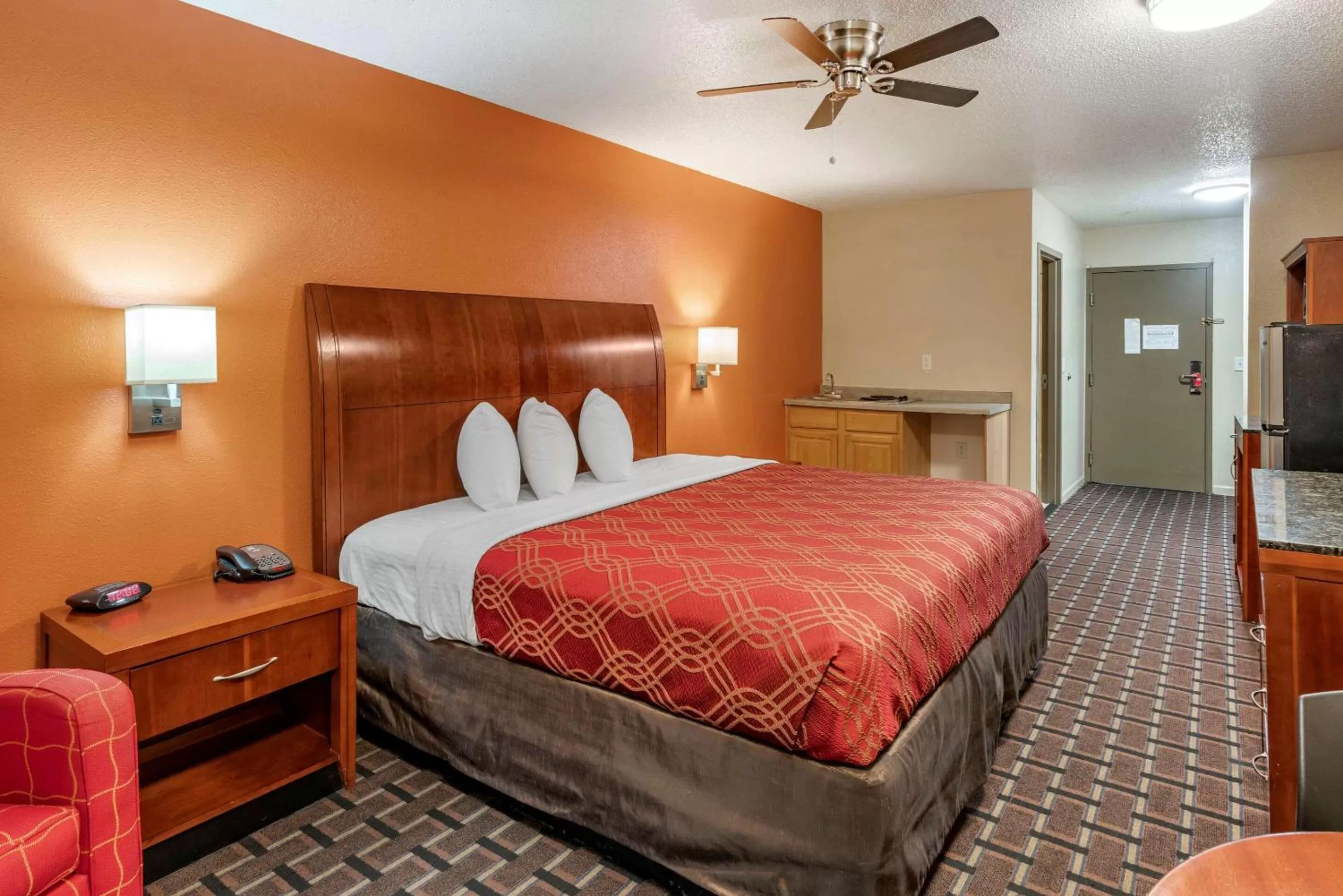 Photo of the whole room, Bed in Econo Lodge Inn & Suites Granite City - St Louis