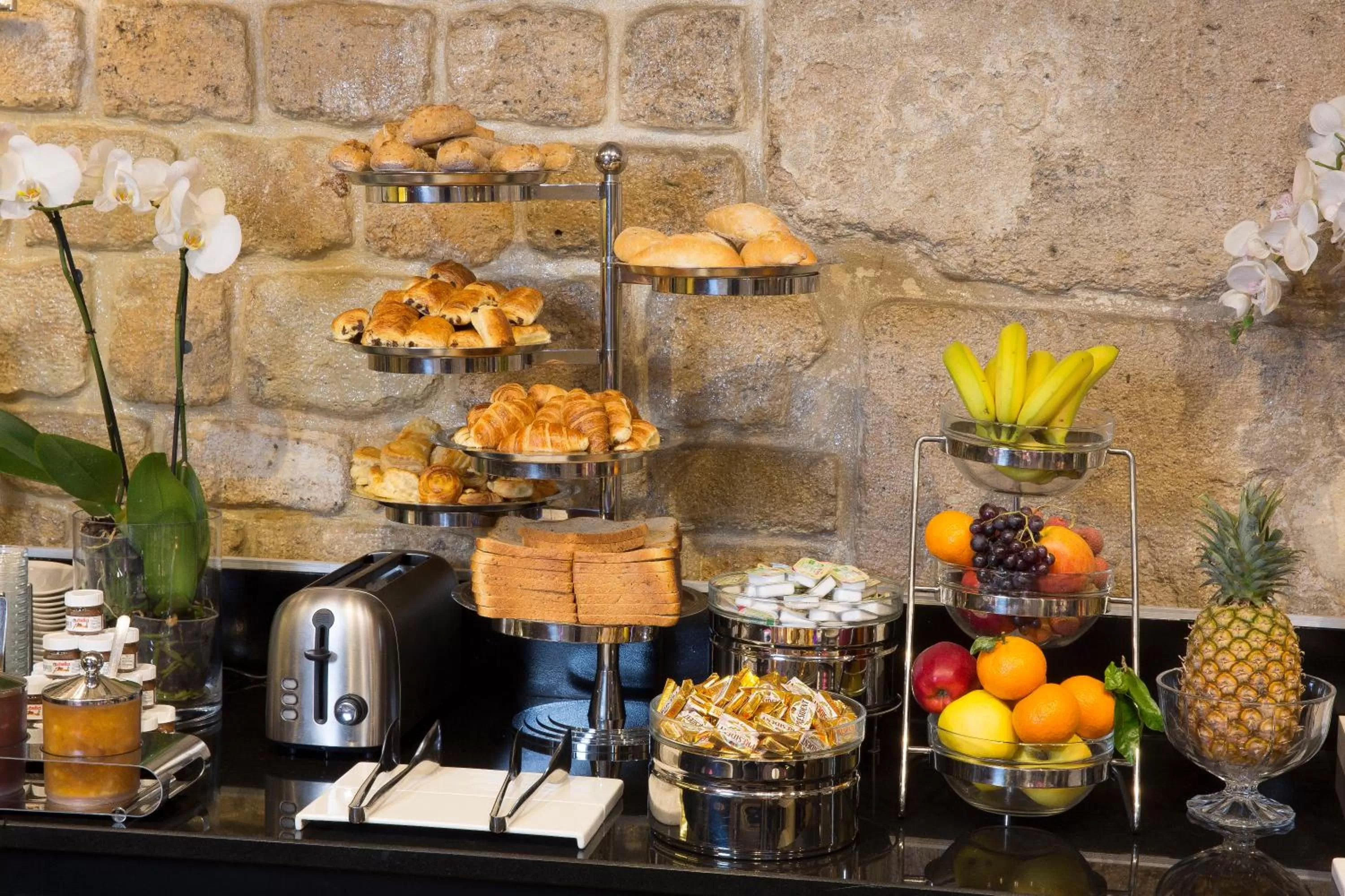 Restaurant/places to eat in Grand Hotel Saint Michel