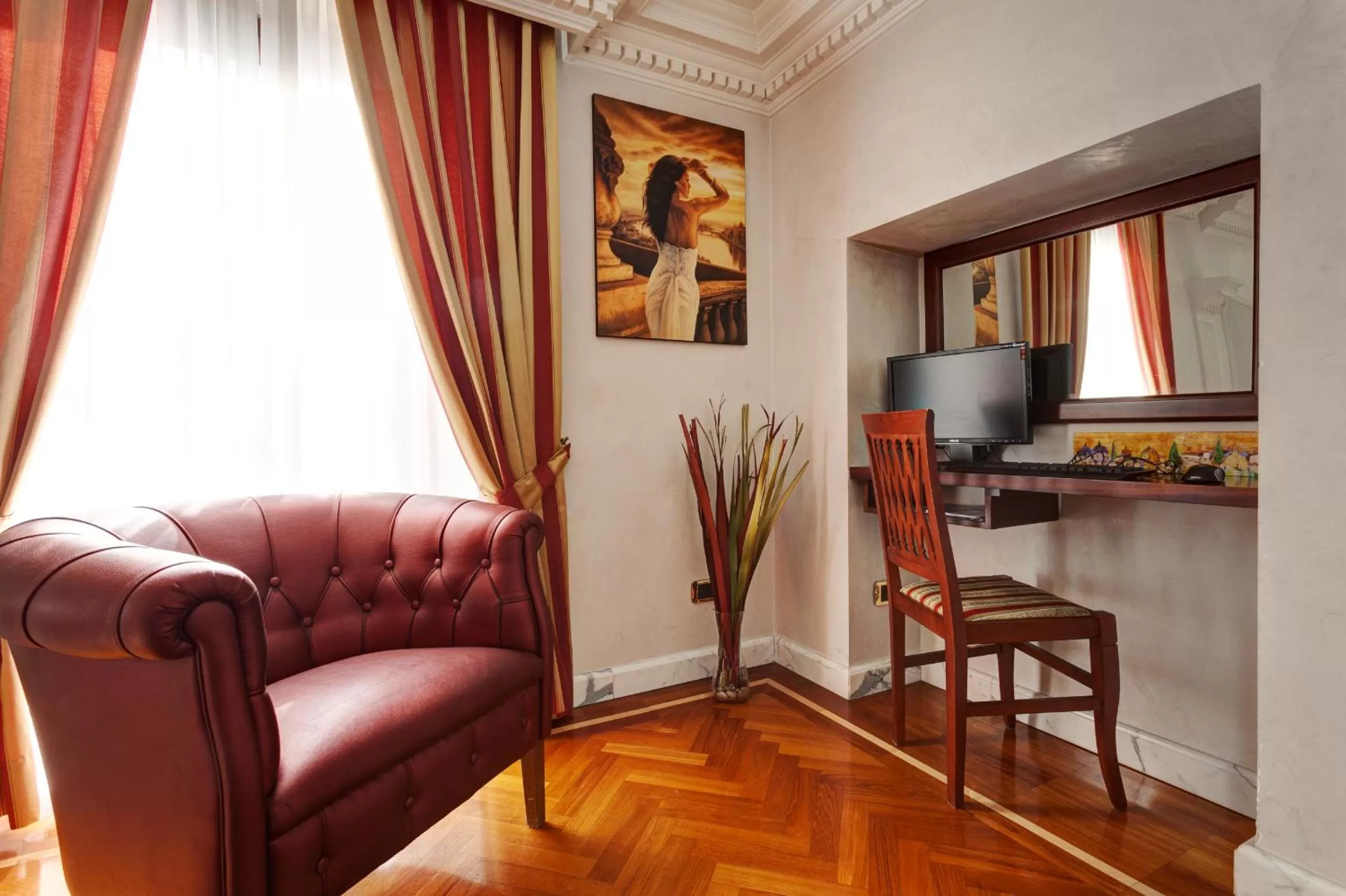 Communal lounge/ TV room in Hotel Best Roma
