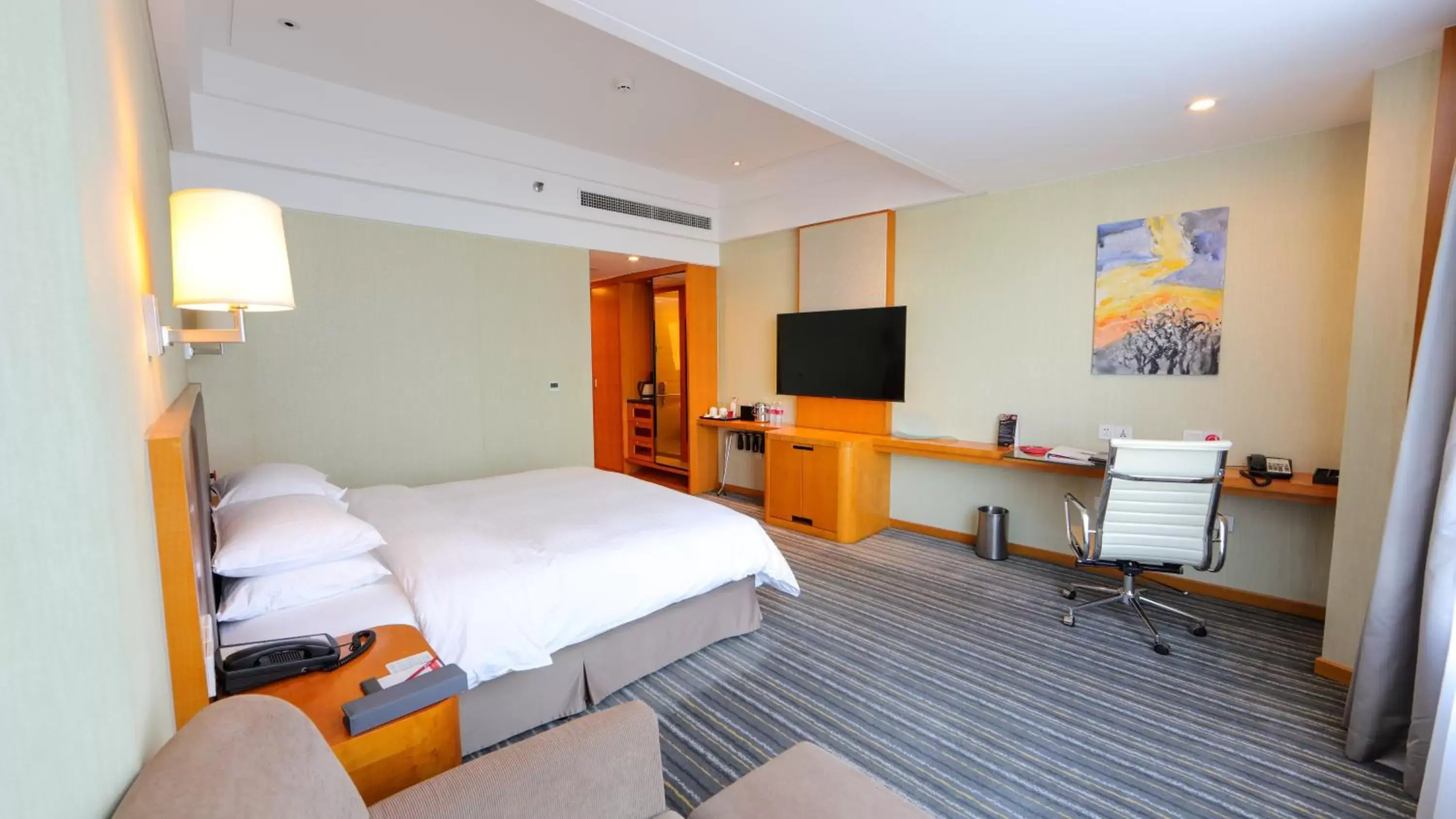 King Room - single occupancy - Mobility Accessible/Non-Smoking in Ramada Plaza Shanghai Pudong Airport - 3 mins to PVG depature floor & check entrance with hotel shuttle King Room - single occupancy - Mobility Accessible/Non-Smoking in Ramada Plaza Shanghai Pudong Airport - 3 mins to PVG depature floor & check entrance with hotel shuttle