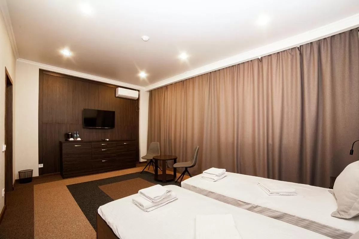 Photo of the whole room, Bed in Meridian