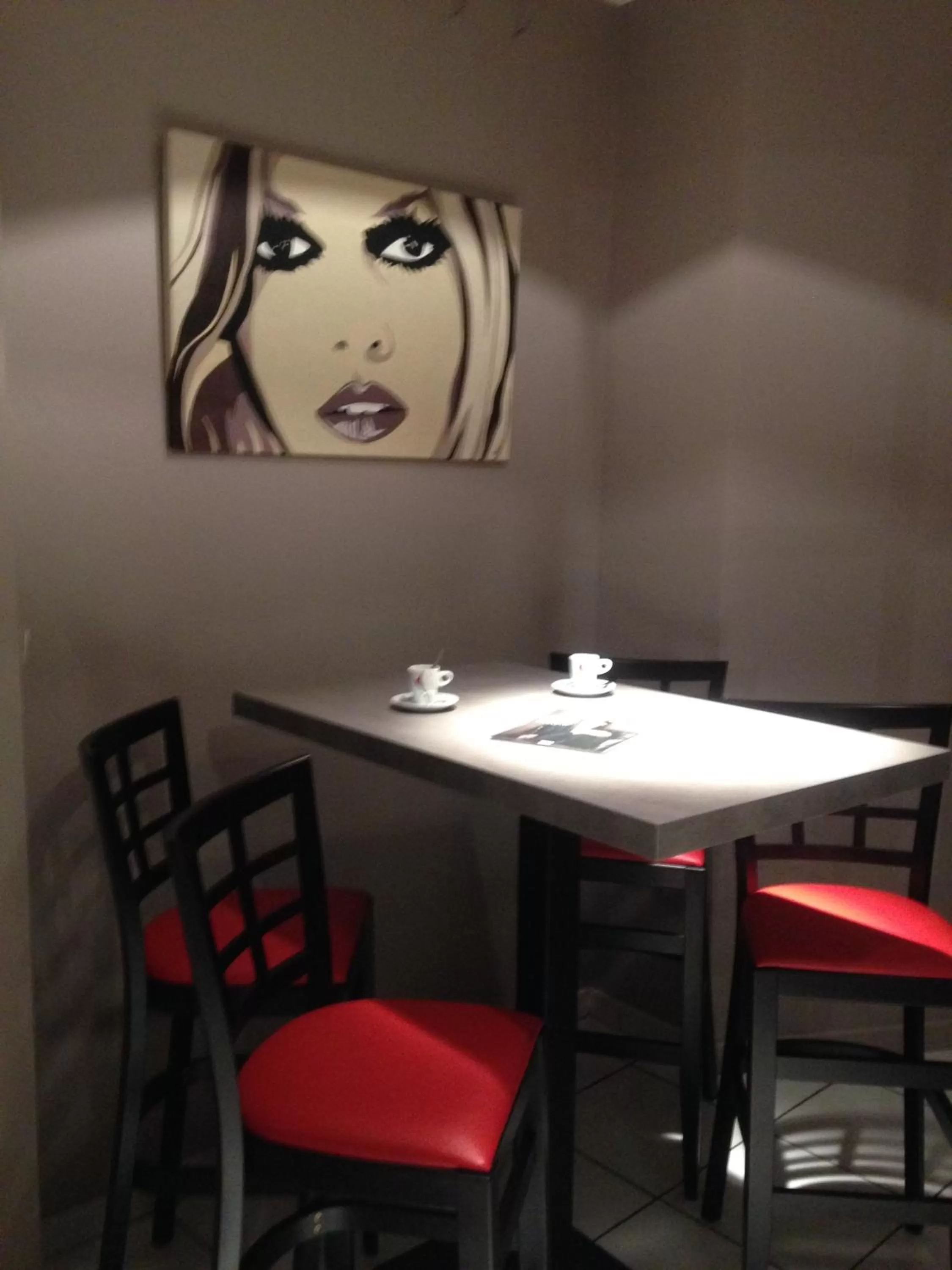 Lounge or bar in The Originals City, Hôtel Hélios, Roanne Nord