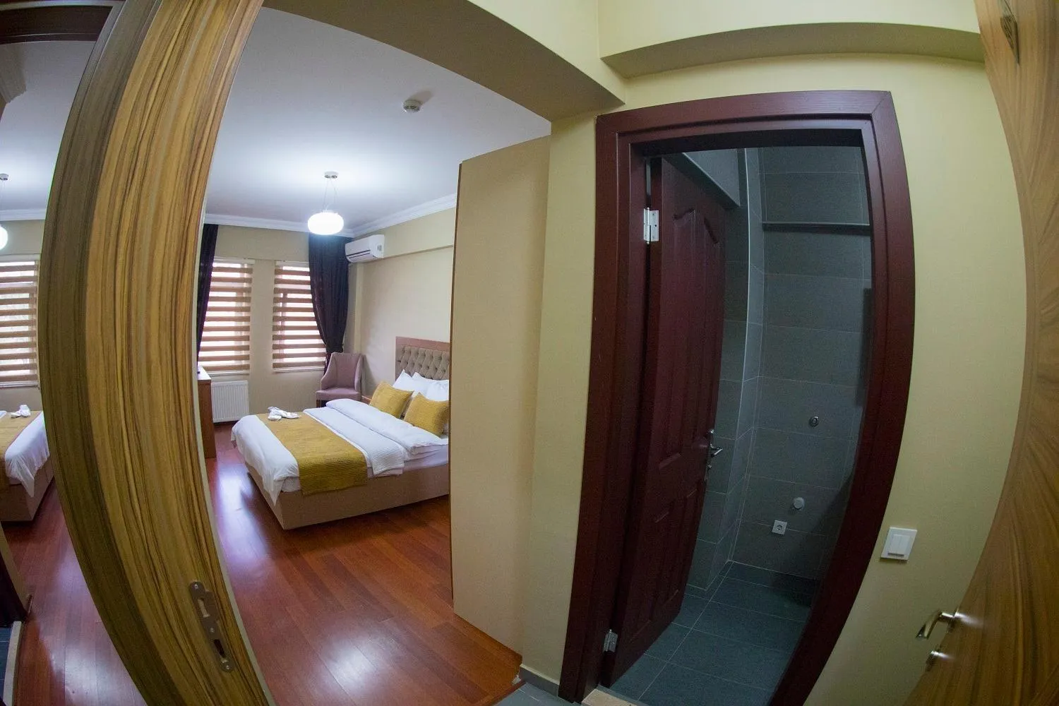 Photo of the whole room, Bed in Ramparts Hotel