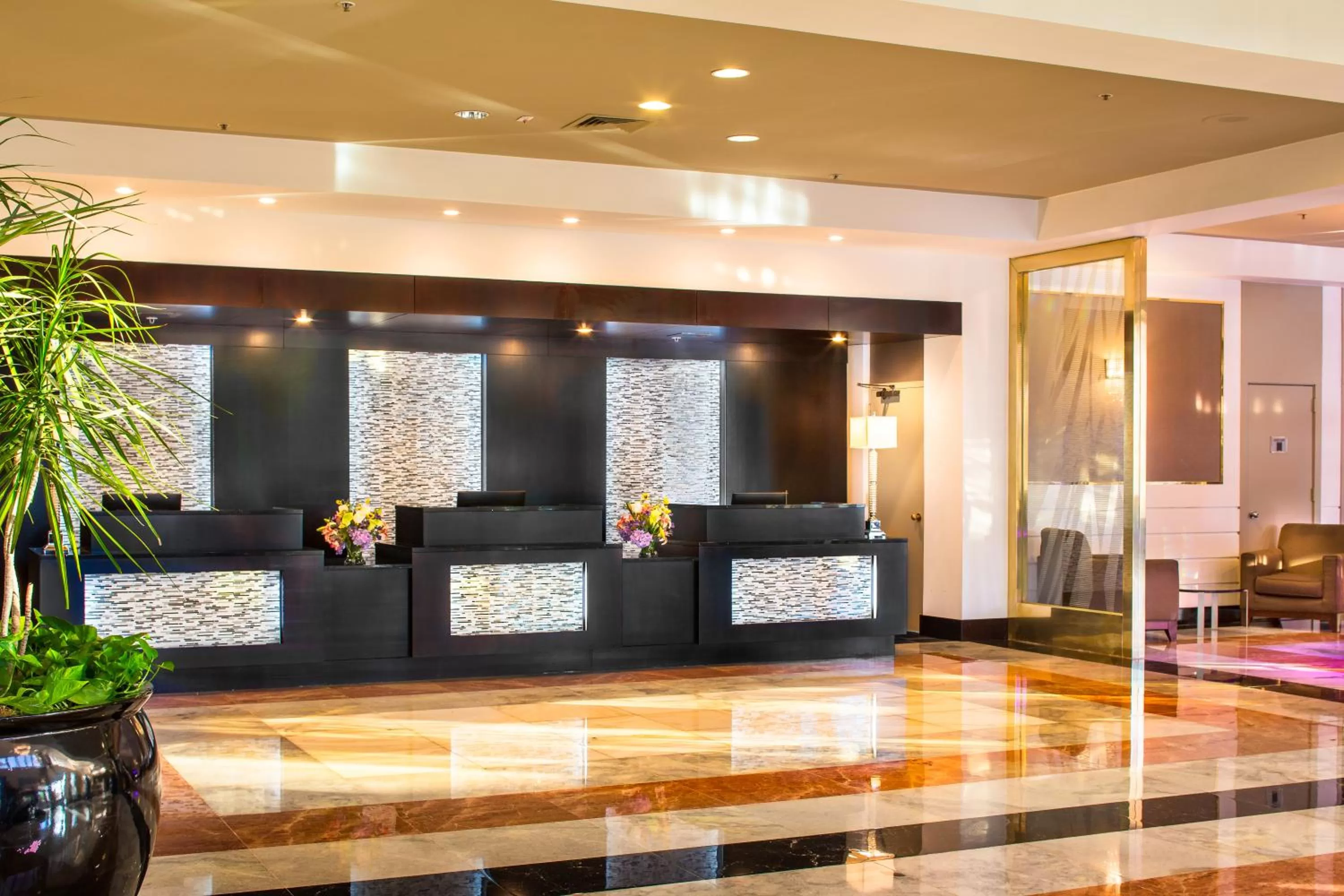 Lobby or reception in DoubleTree by Hilton New York-LaGuardia