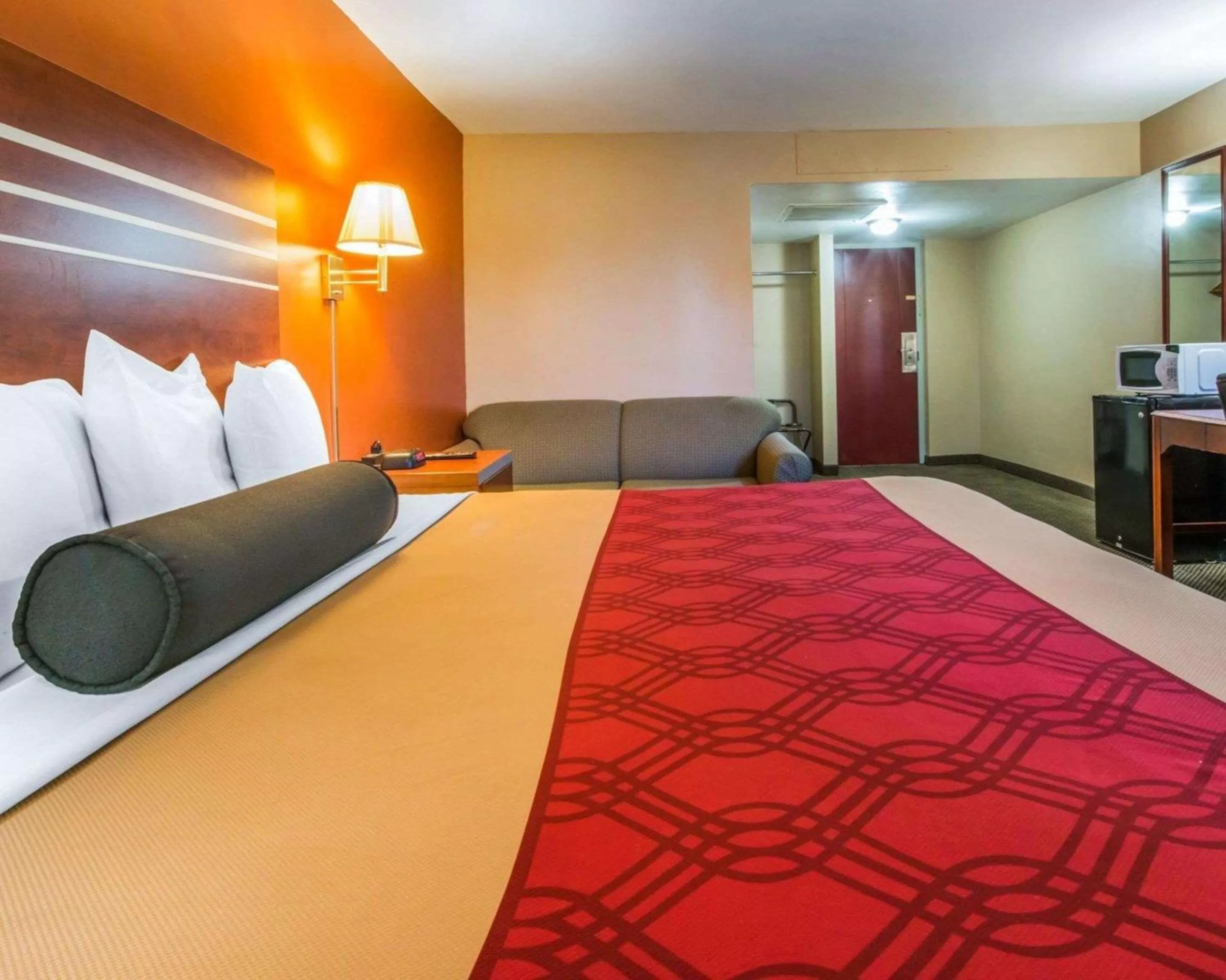 Photo of the whole room, Bed in Econo Lodge Hermitage South