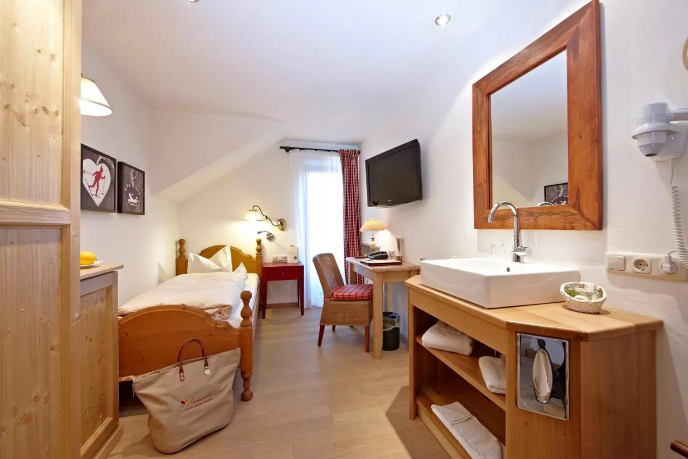 Bed in Staudacherhof in Garmisch-Partenkirchen I Blick aufs Zugspitzmassiv I einzigartige Bayurvida Küche