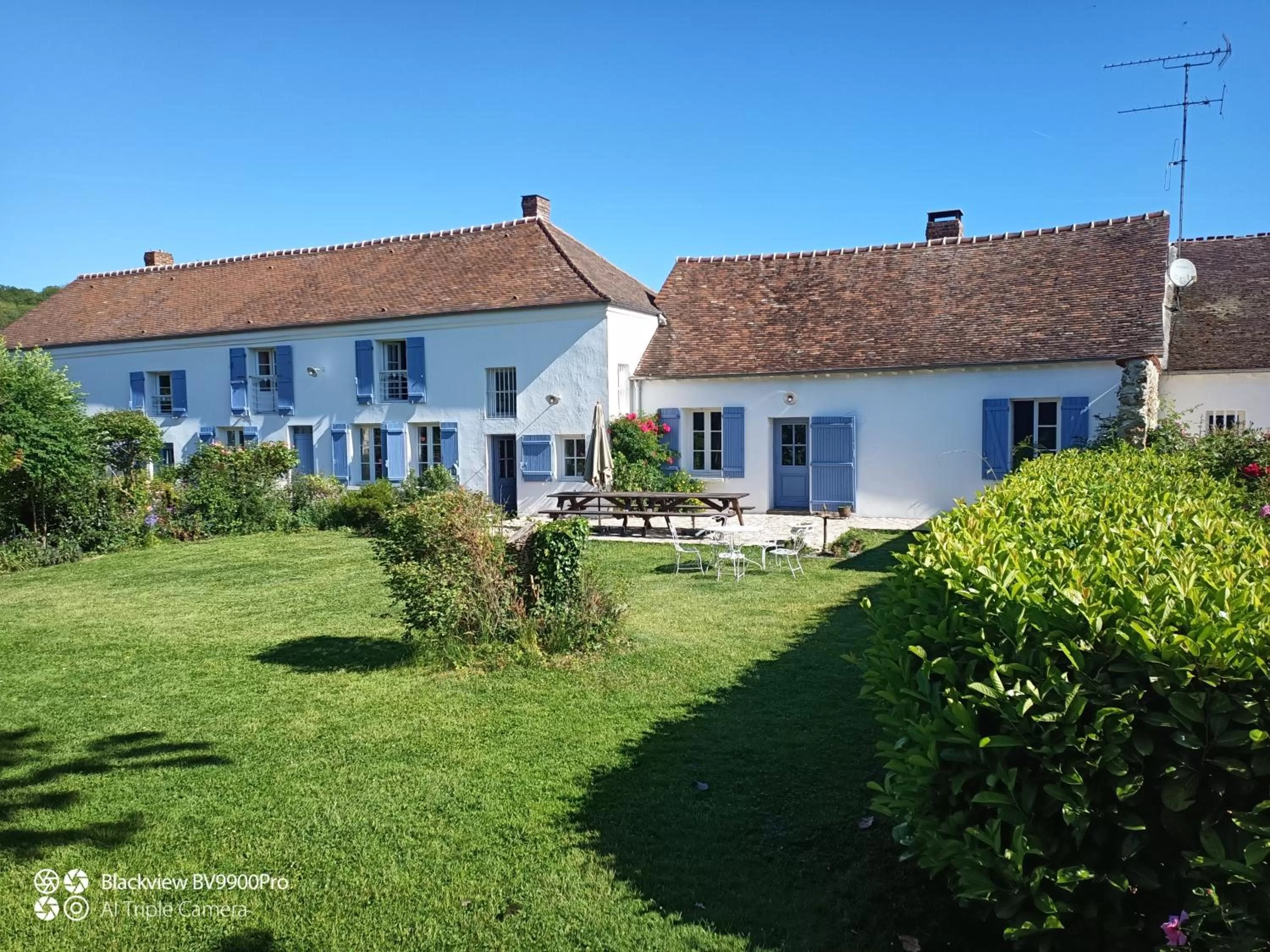 Property building in Le champ de l'eau