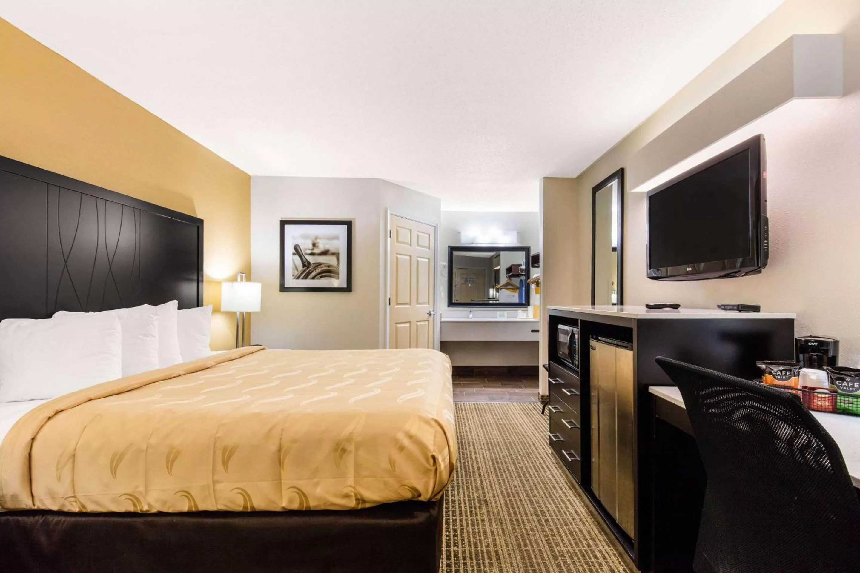 Photo of the whole room, Bed in Quality Inn Trussville I-59 exit 141