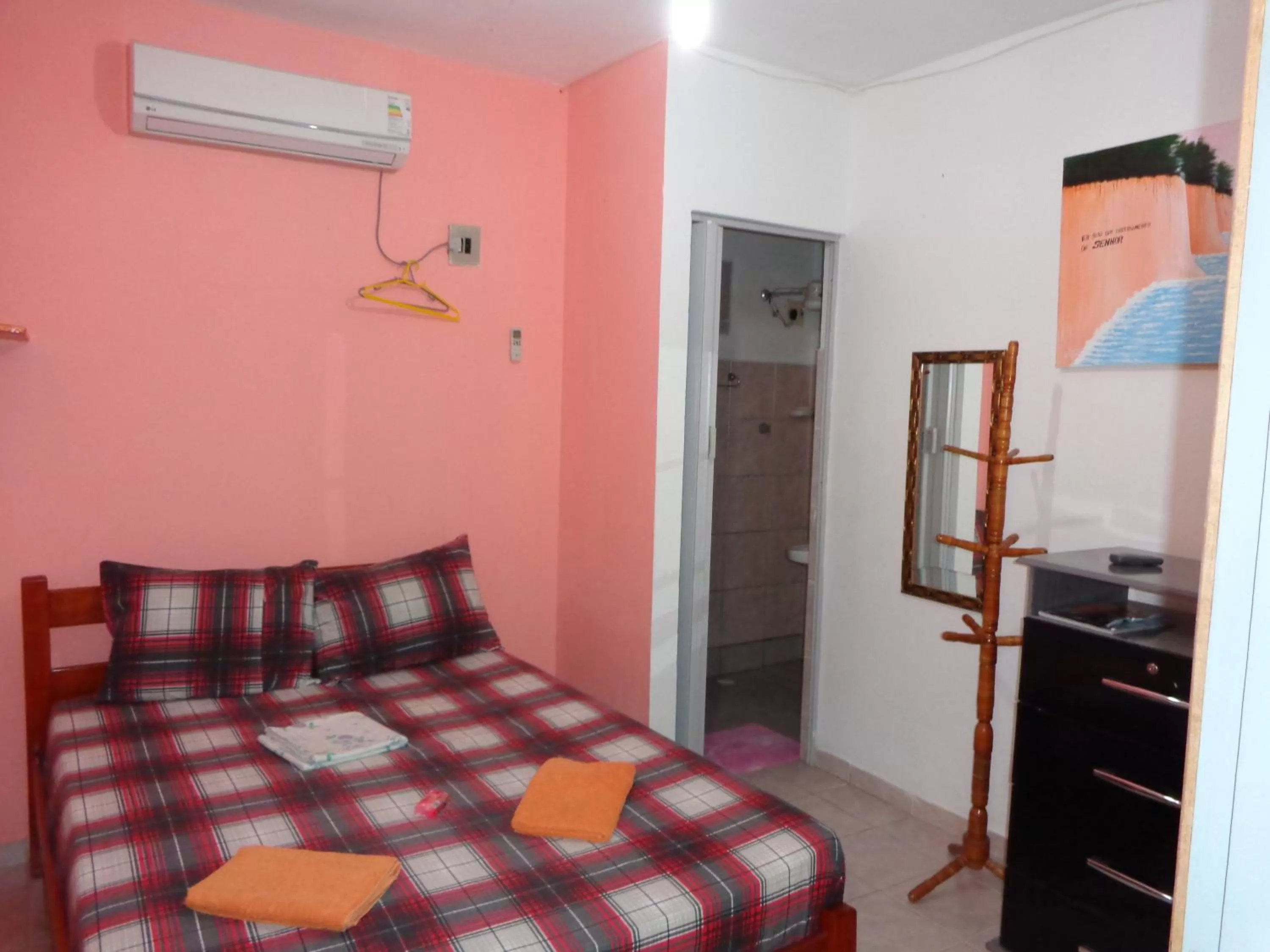 Photo of the whole room, Bed in Pousada dos Ventos