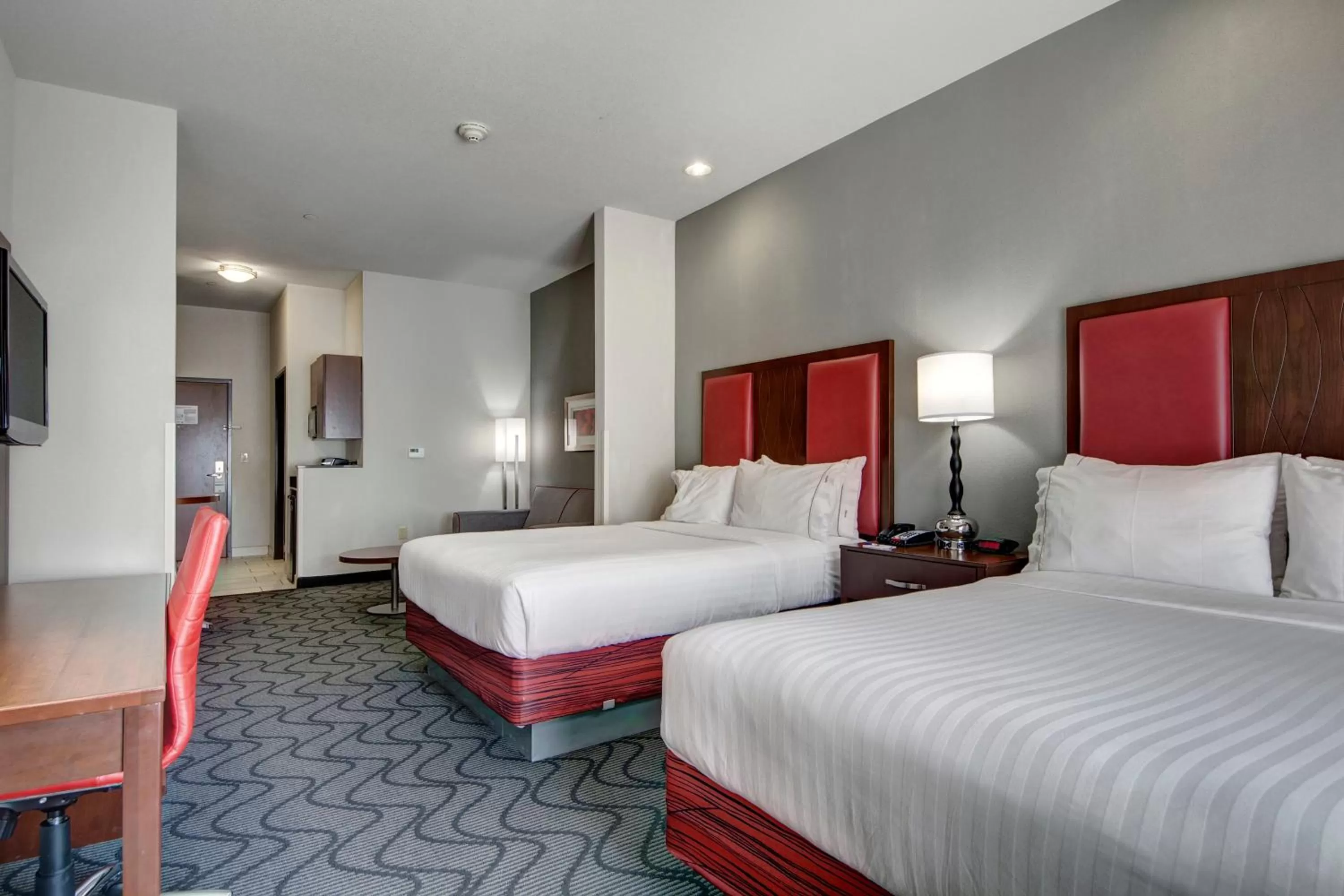Photo of the whole room, Bed in Holiday Inn Express and Suites Oklahoma City North by IHG