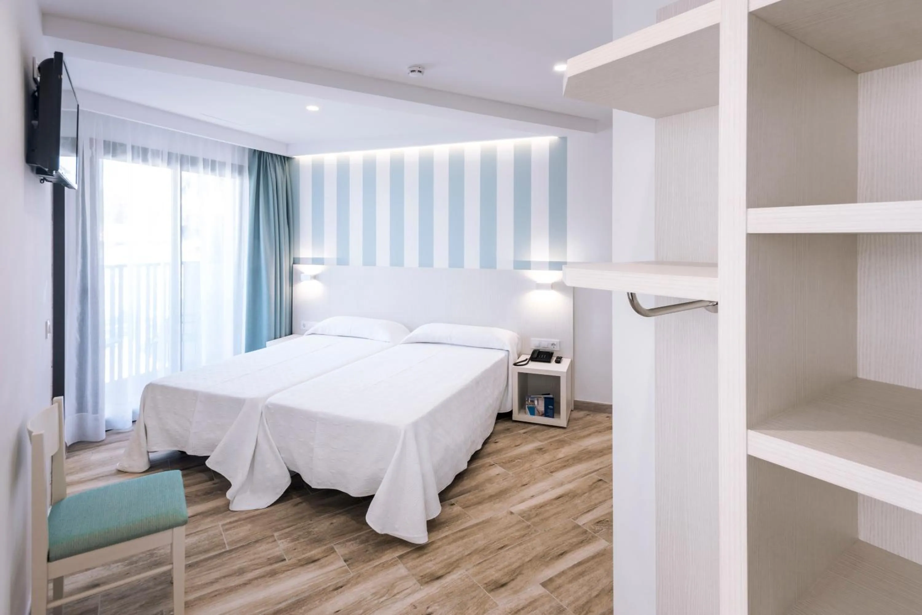 Bedroom, Bed in Mercè