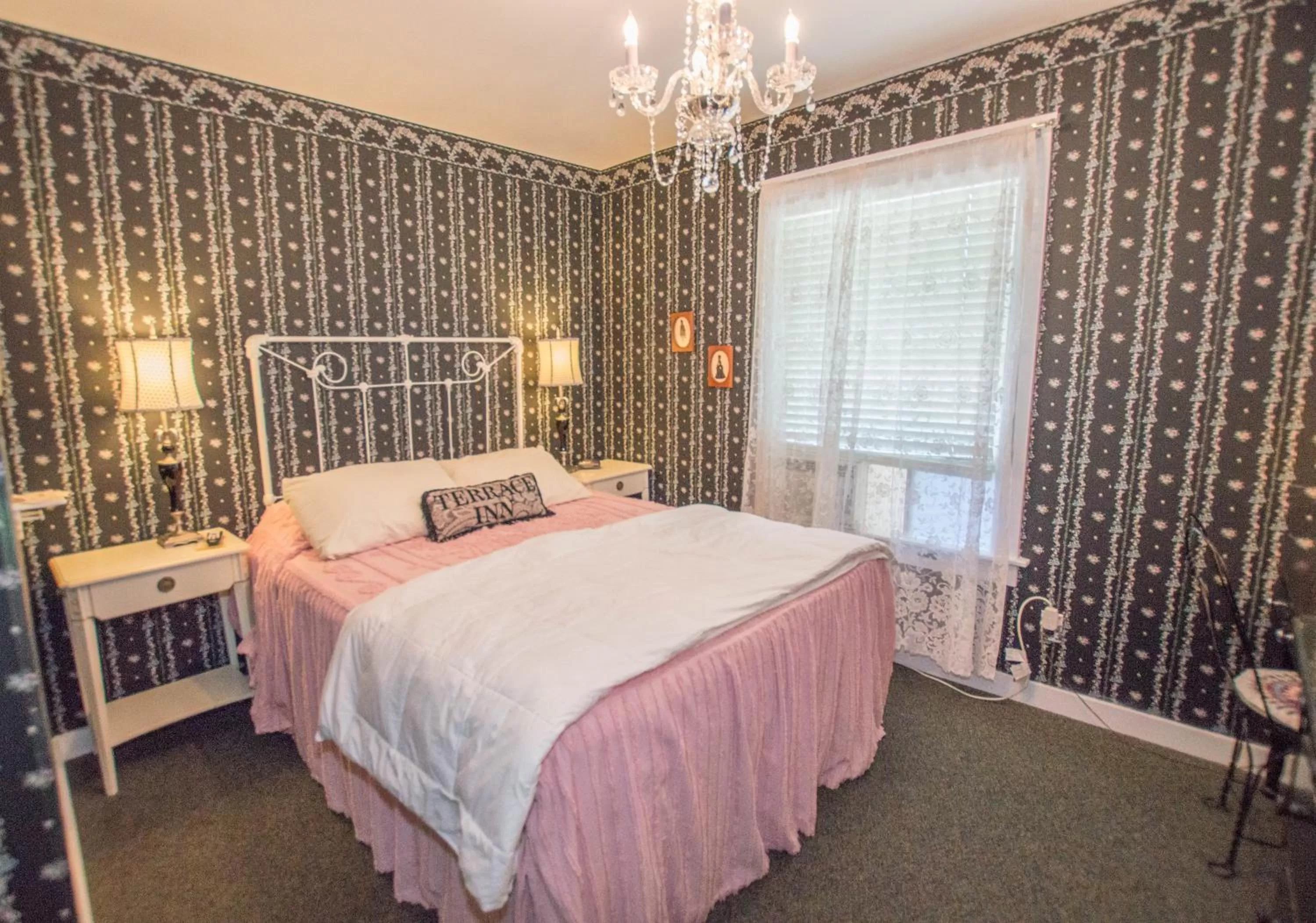 Bed in Terrace Inn and 1911 Restaurant