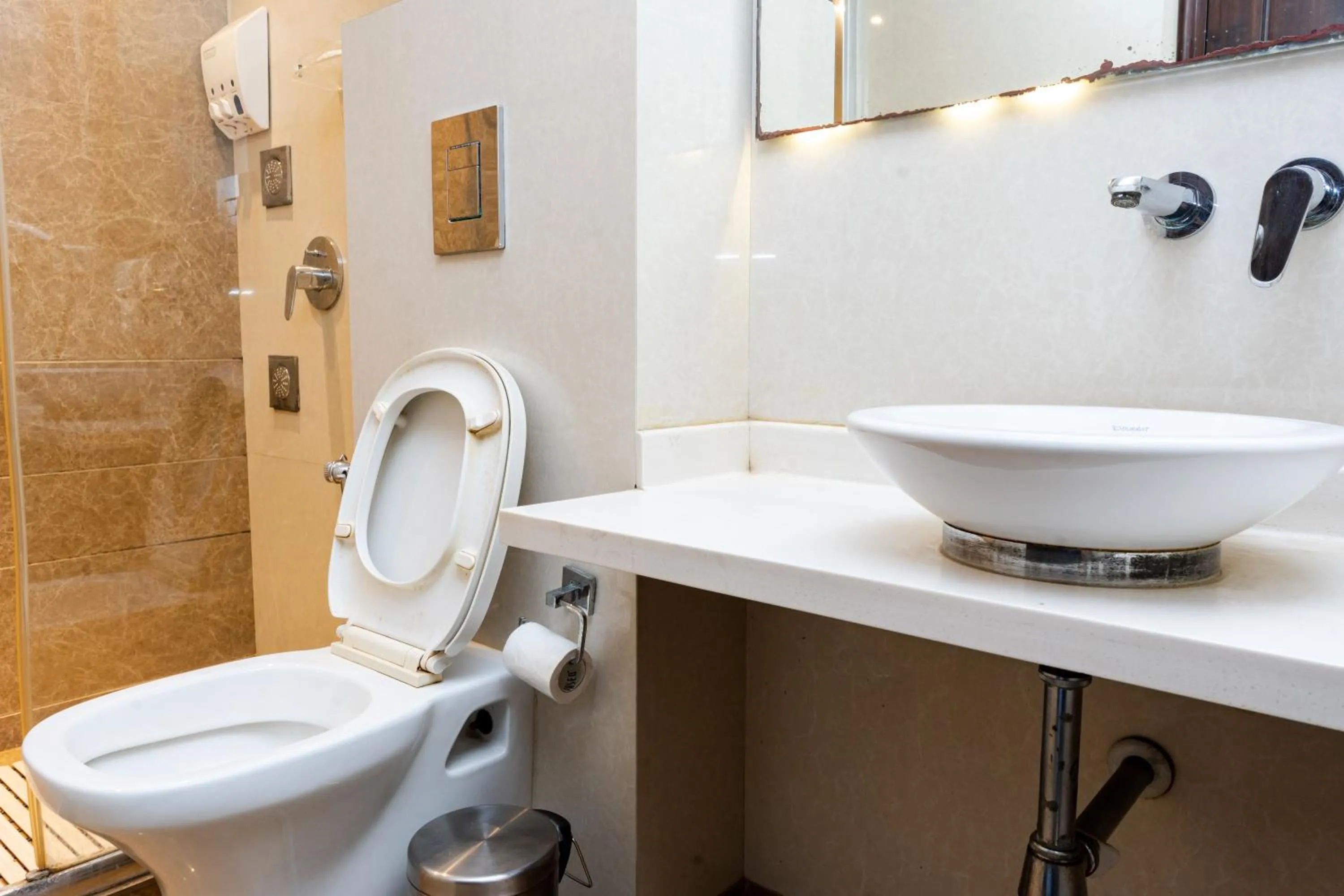 Toilet in Hotel Grand Godwin - Near New Delhi Railway Station - Paharganj