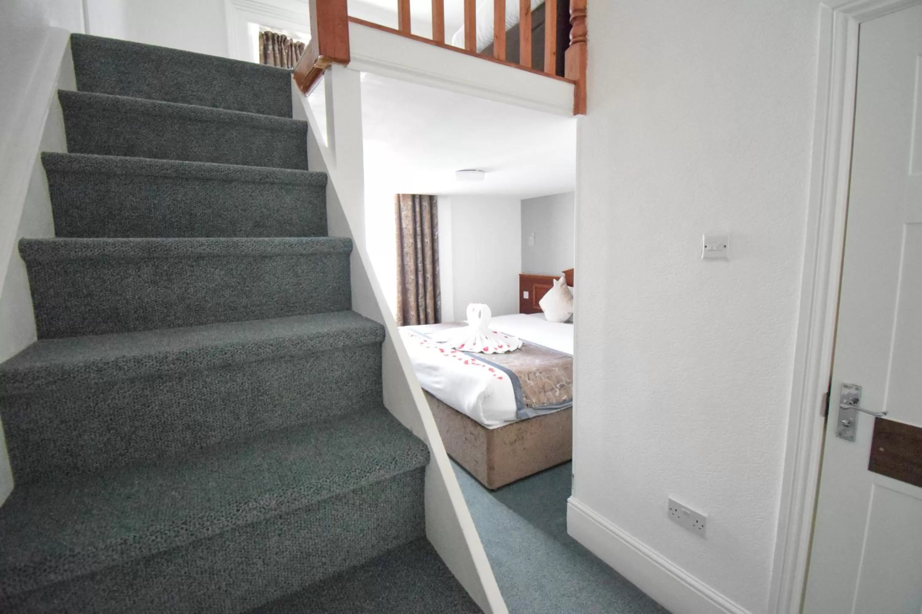 Bed in Pembridge Palace Hotel