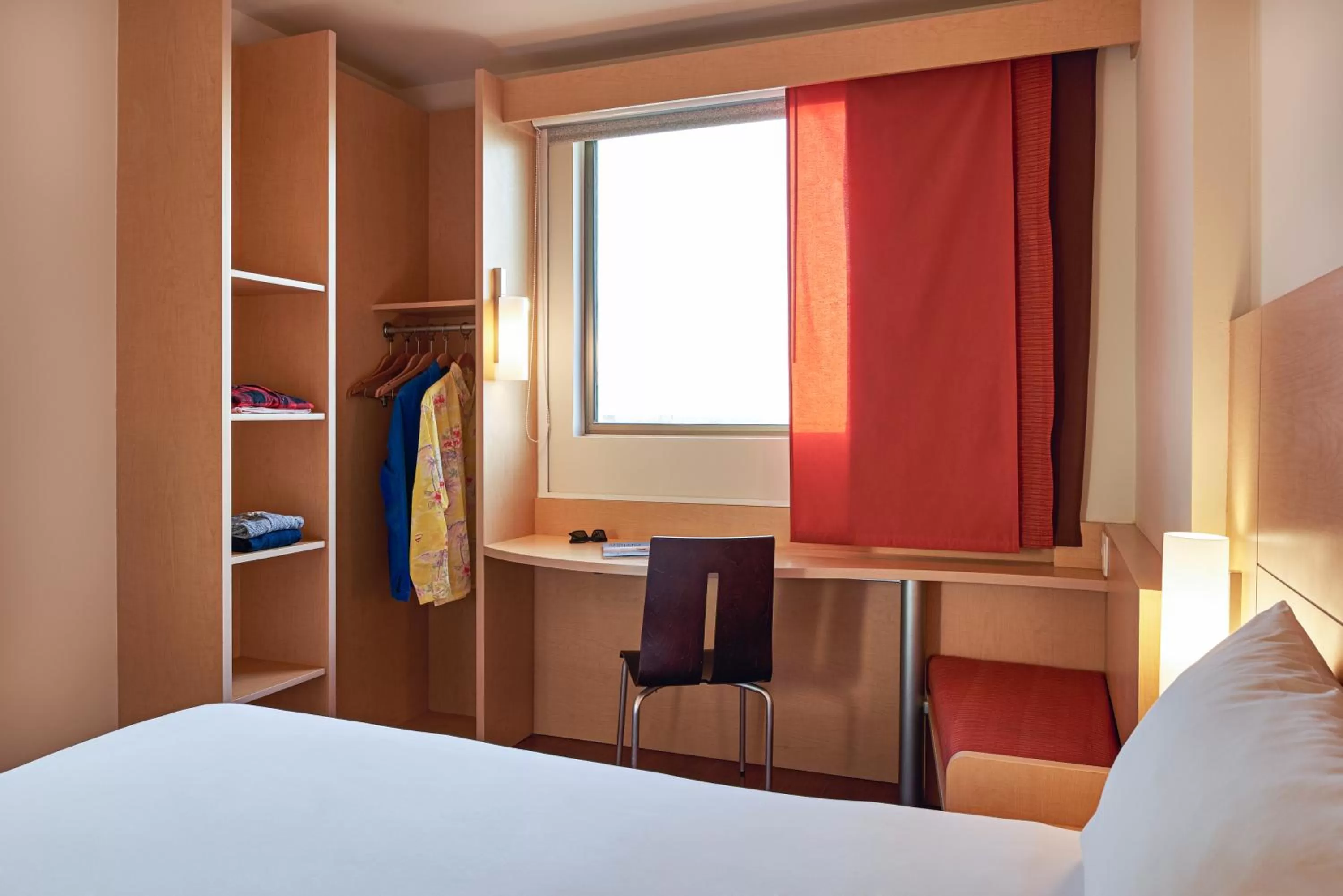 hair dresser, Bed in Ibis Cancun Centro