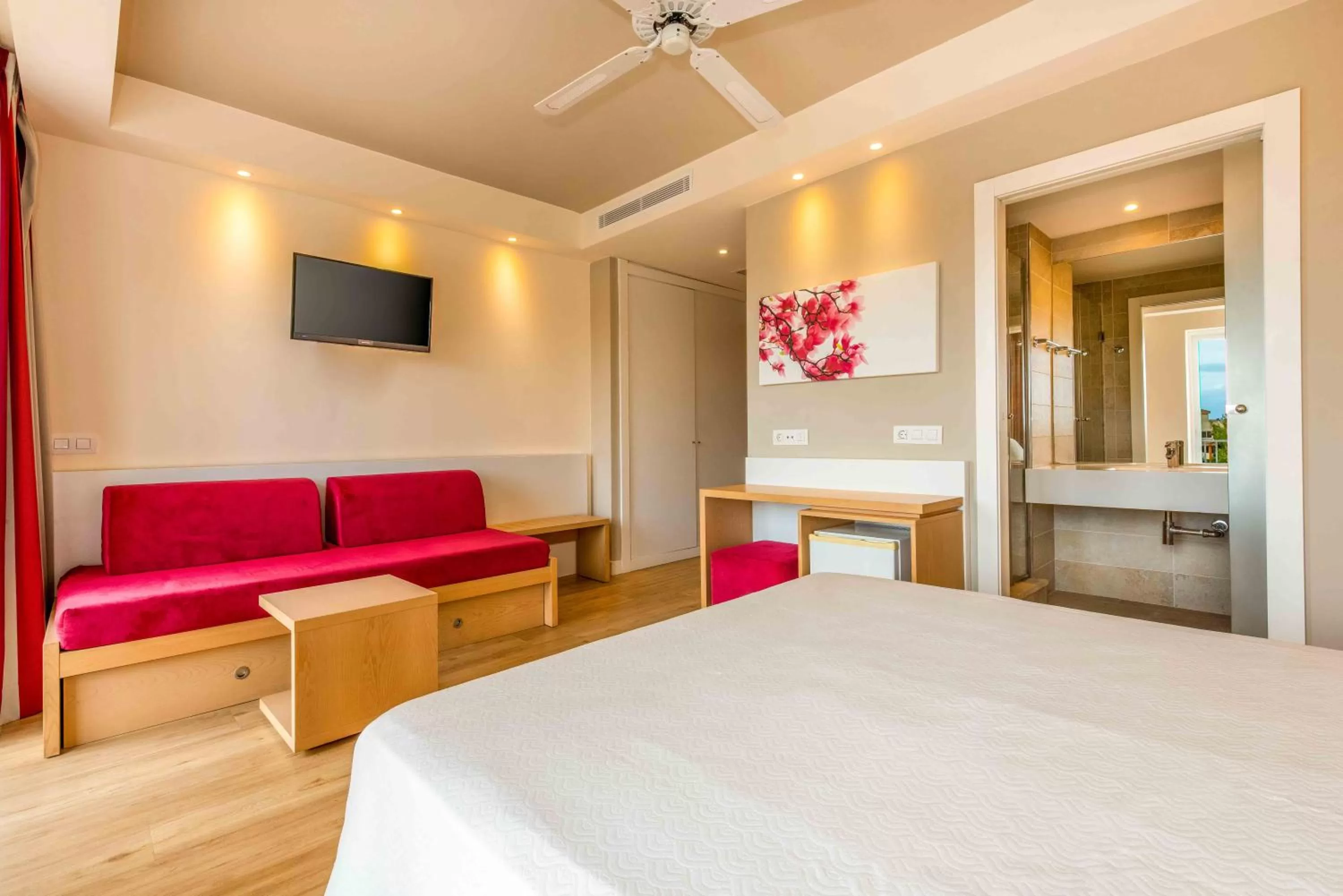 Photo of the whole room, Bed in Valentin Park Club