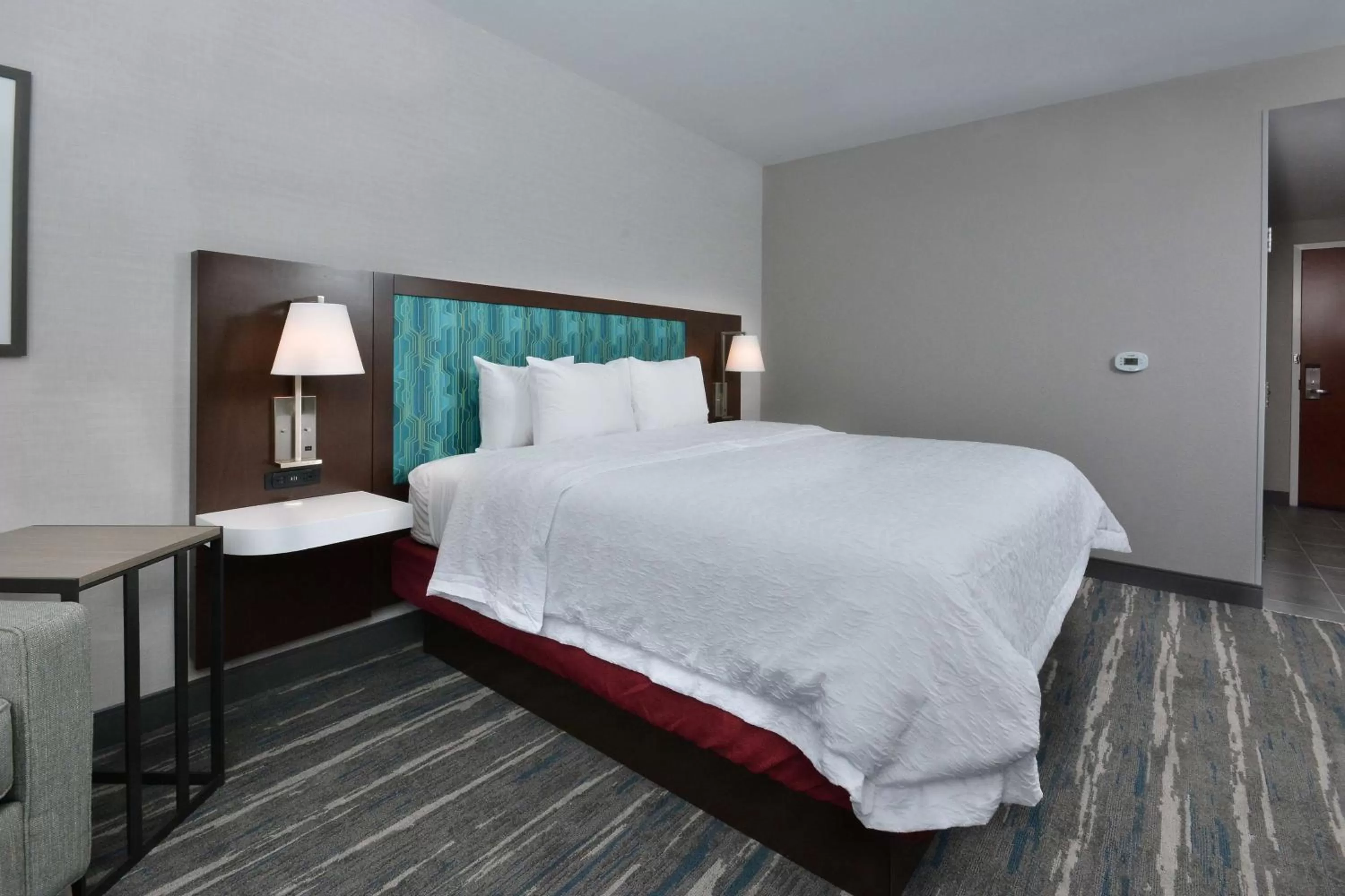Bed in Hampton Inn & Suites Charlotte North I 485