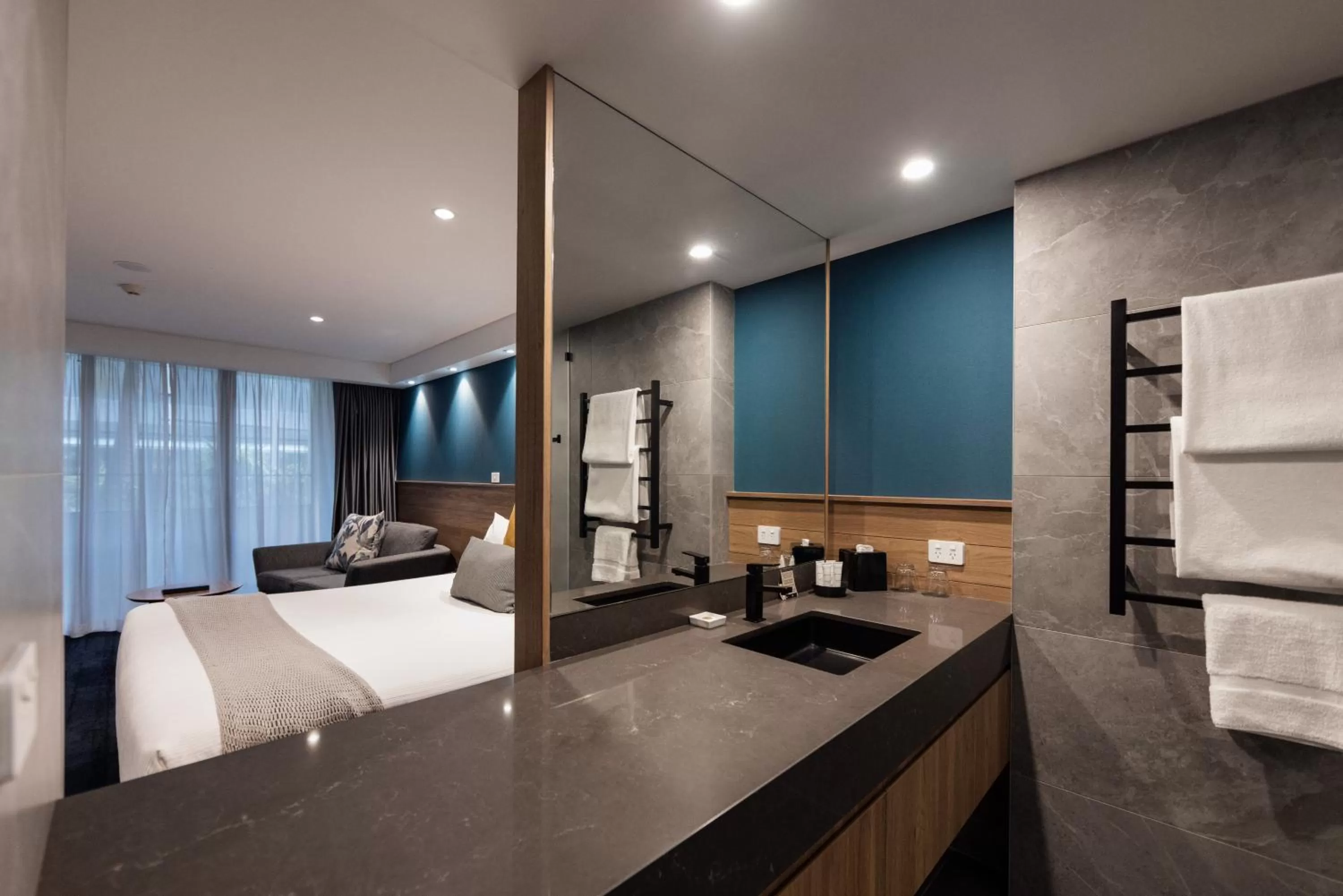 Bathroom, Bed in The Executive Inn, Newcastle