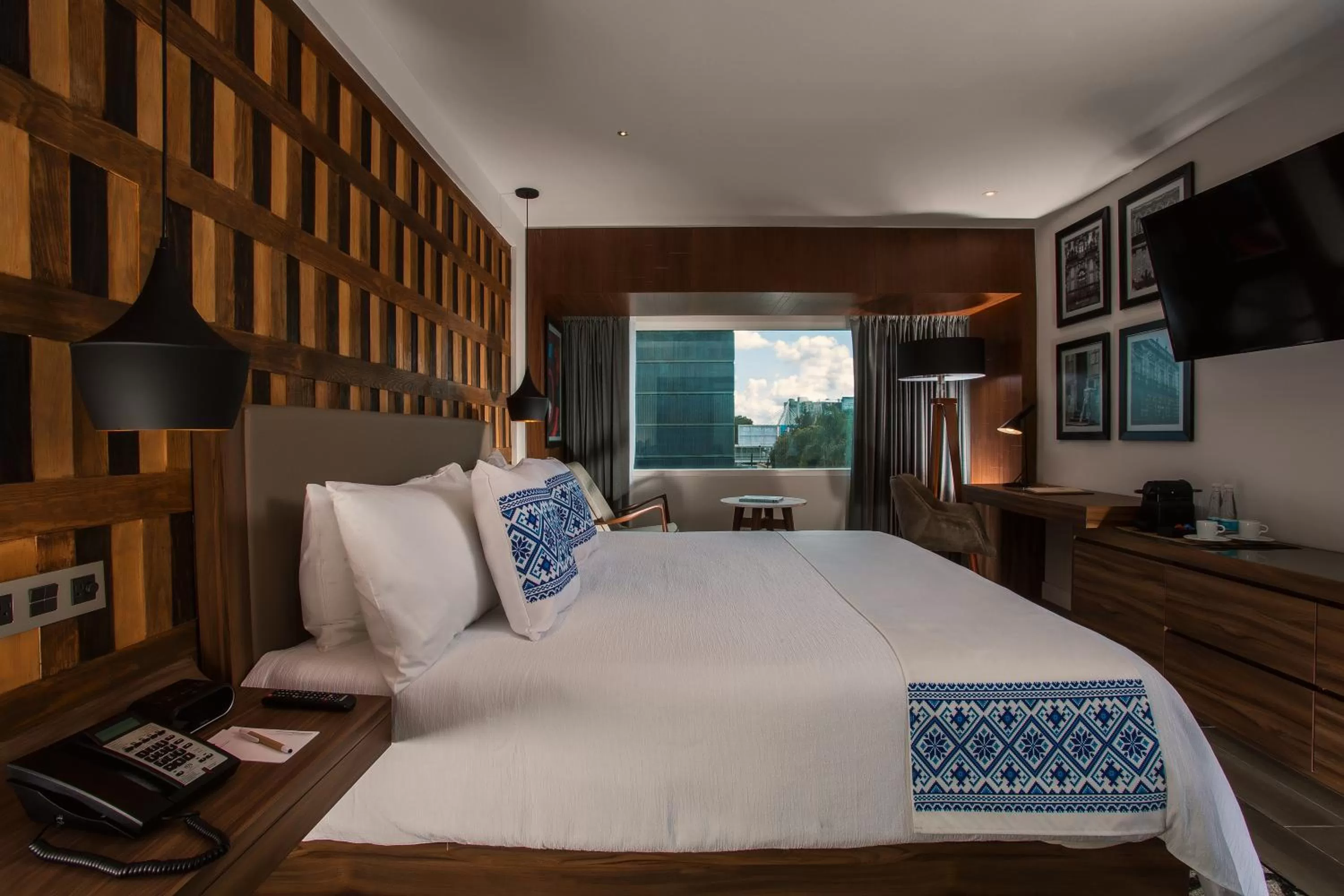 Photo of the whole room, Bed in Hotel Indigo Guadalajara Expo by IHG