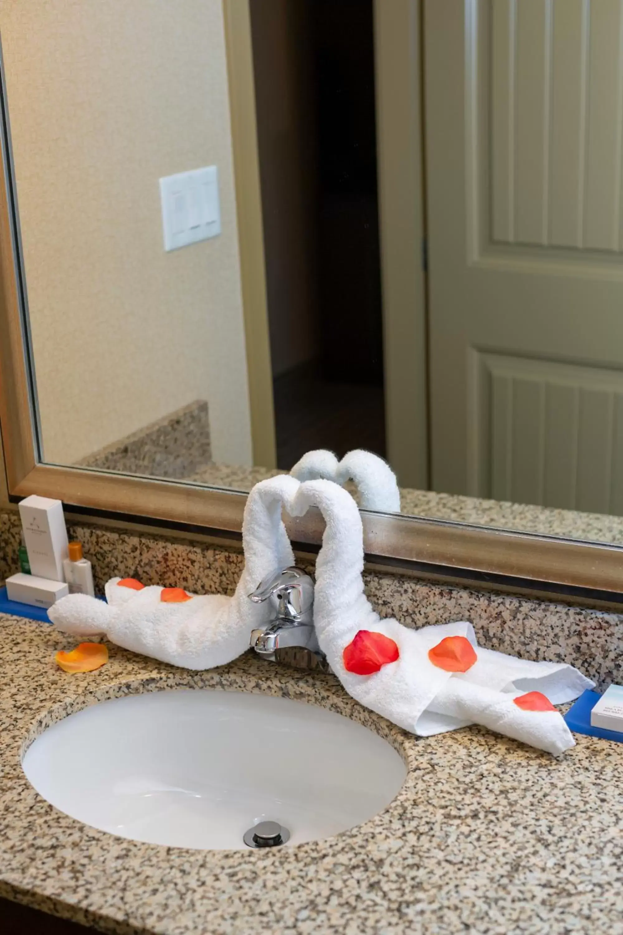 King Suite with Spa Bath in Bayview Hotel King Suite with Spa Bath in Bayview Hotel