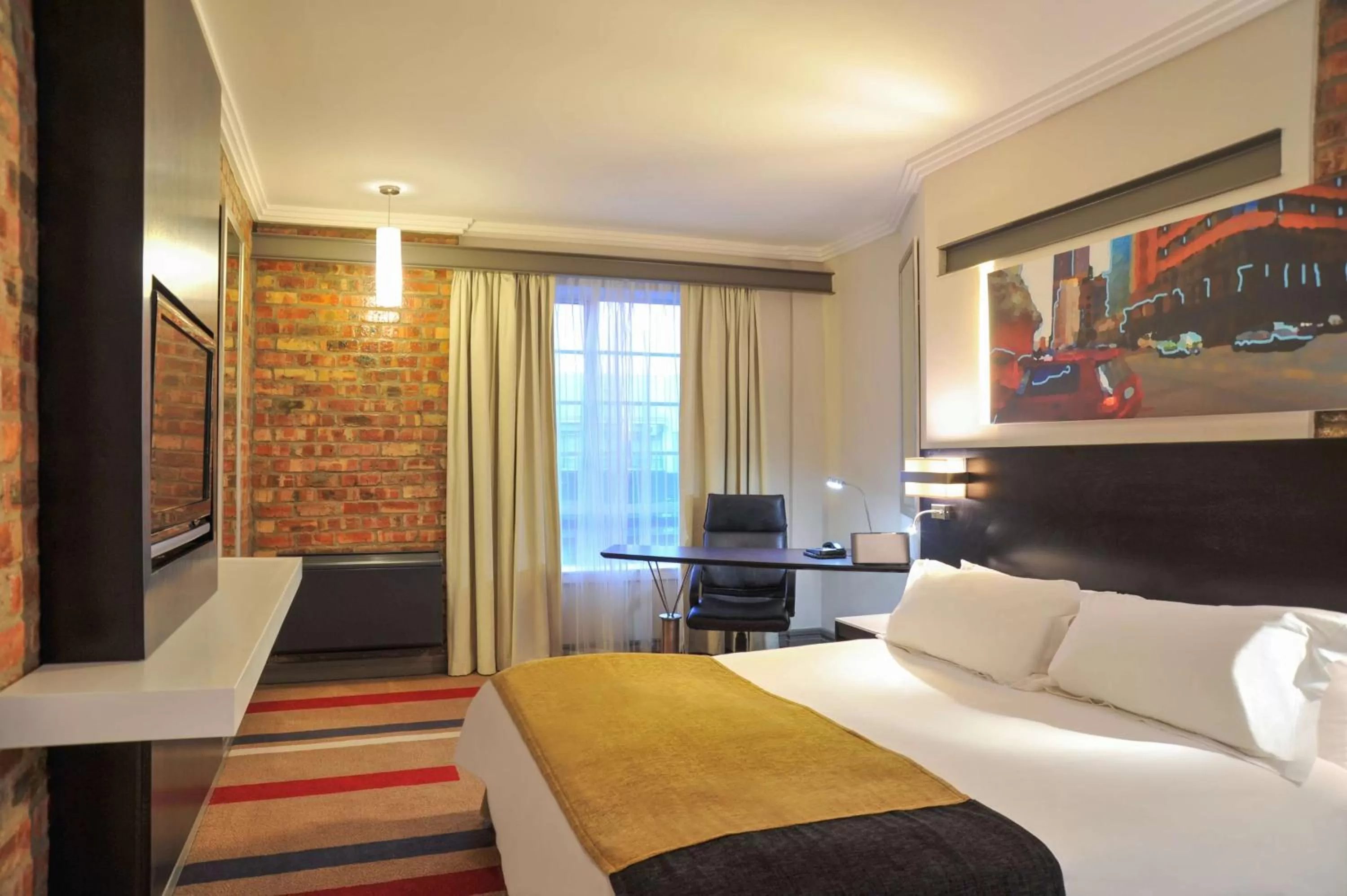 Photo of the whole room, Bed in Garden Court Victoria Junction