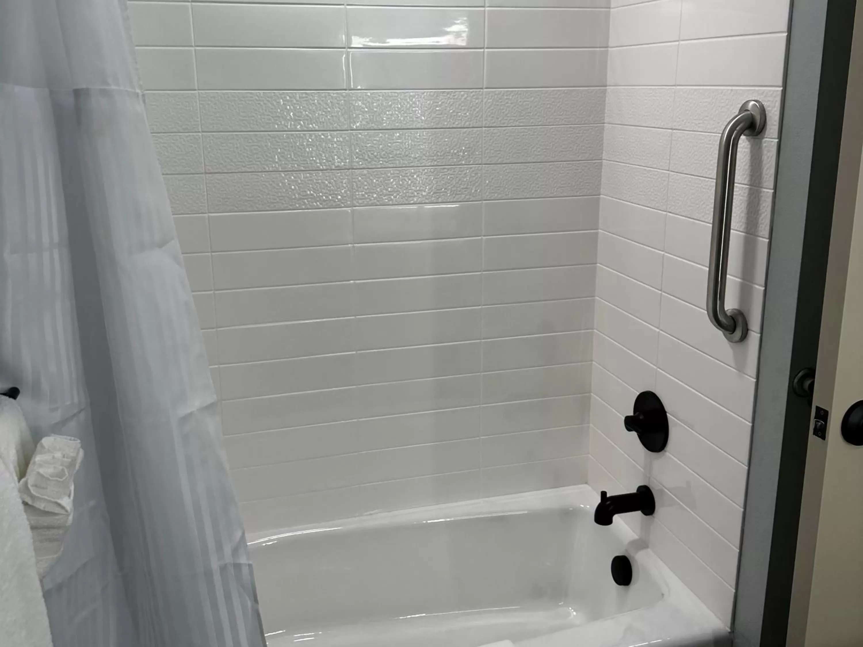 King Suite - Mobility/Hearing Accessible with Bath Tub - Non-Smoking in AmericInn by Wyndham Mountain Home