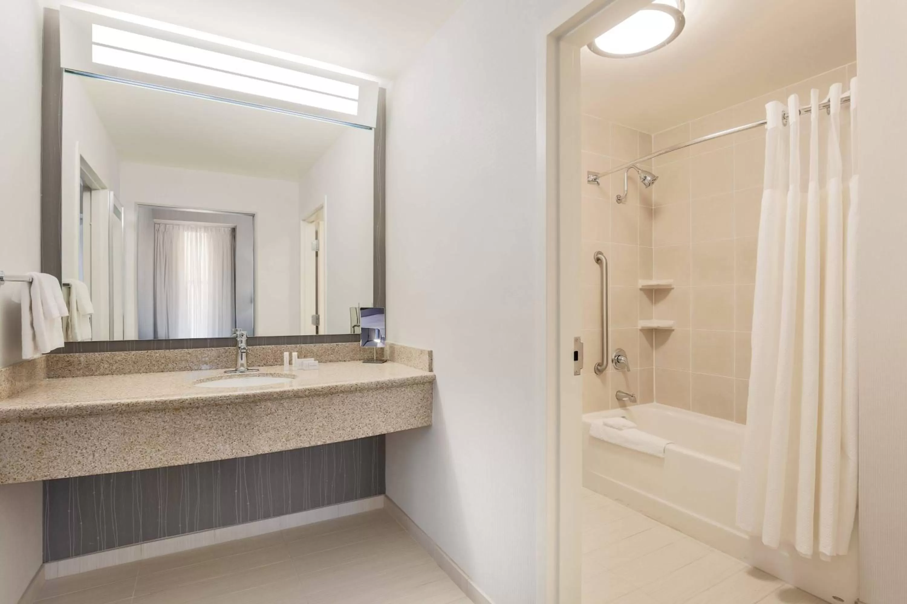 Bathroom in Courtyard by Marriott Pittsburgh Downtown