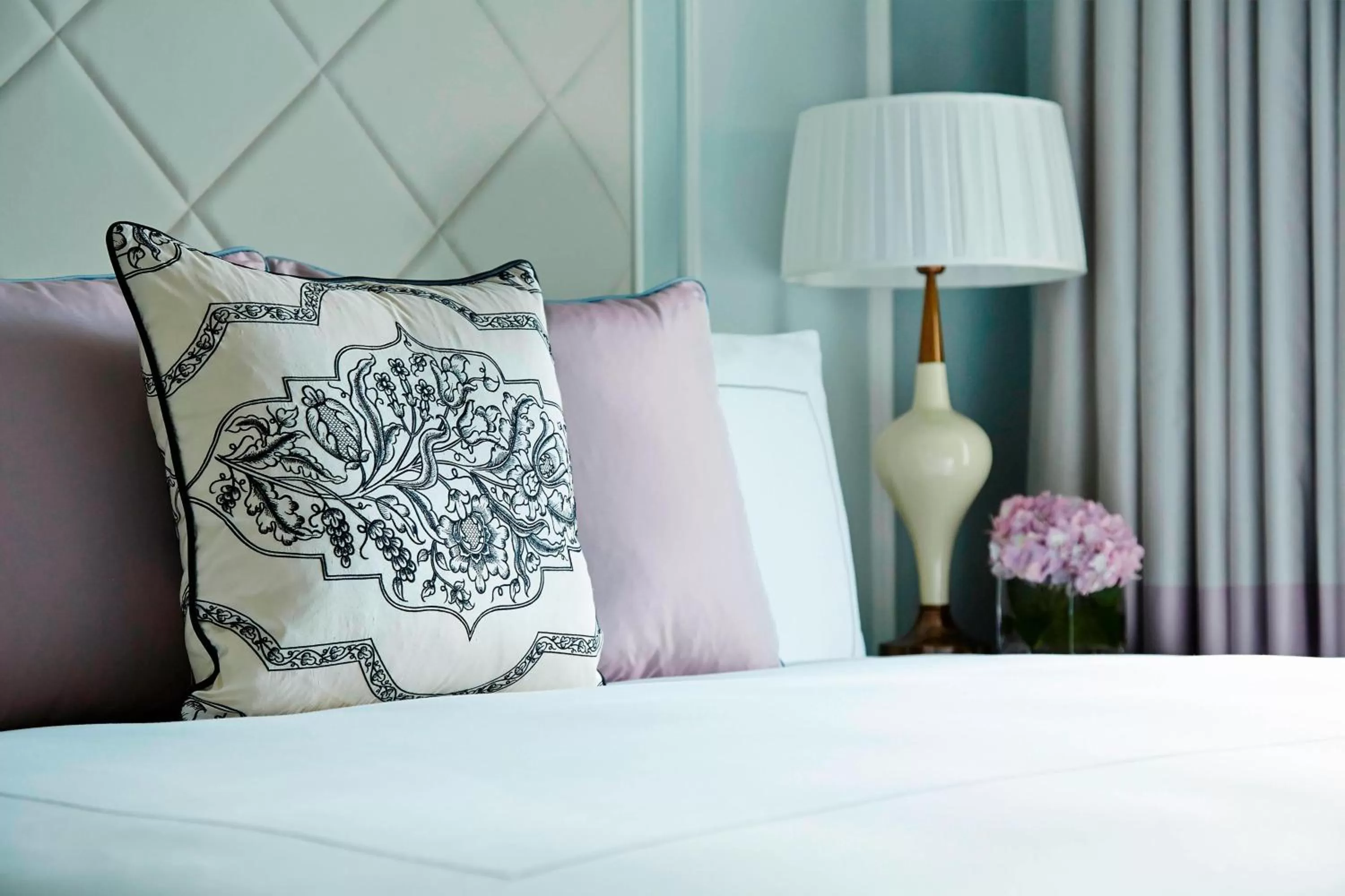 Photo of the whole room, Bed in London Marriott Hotel Park Lane