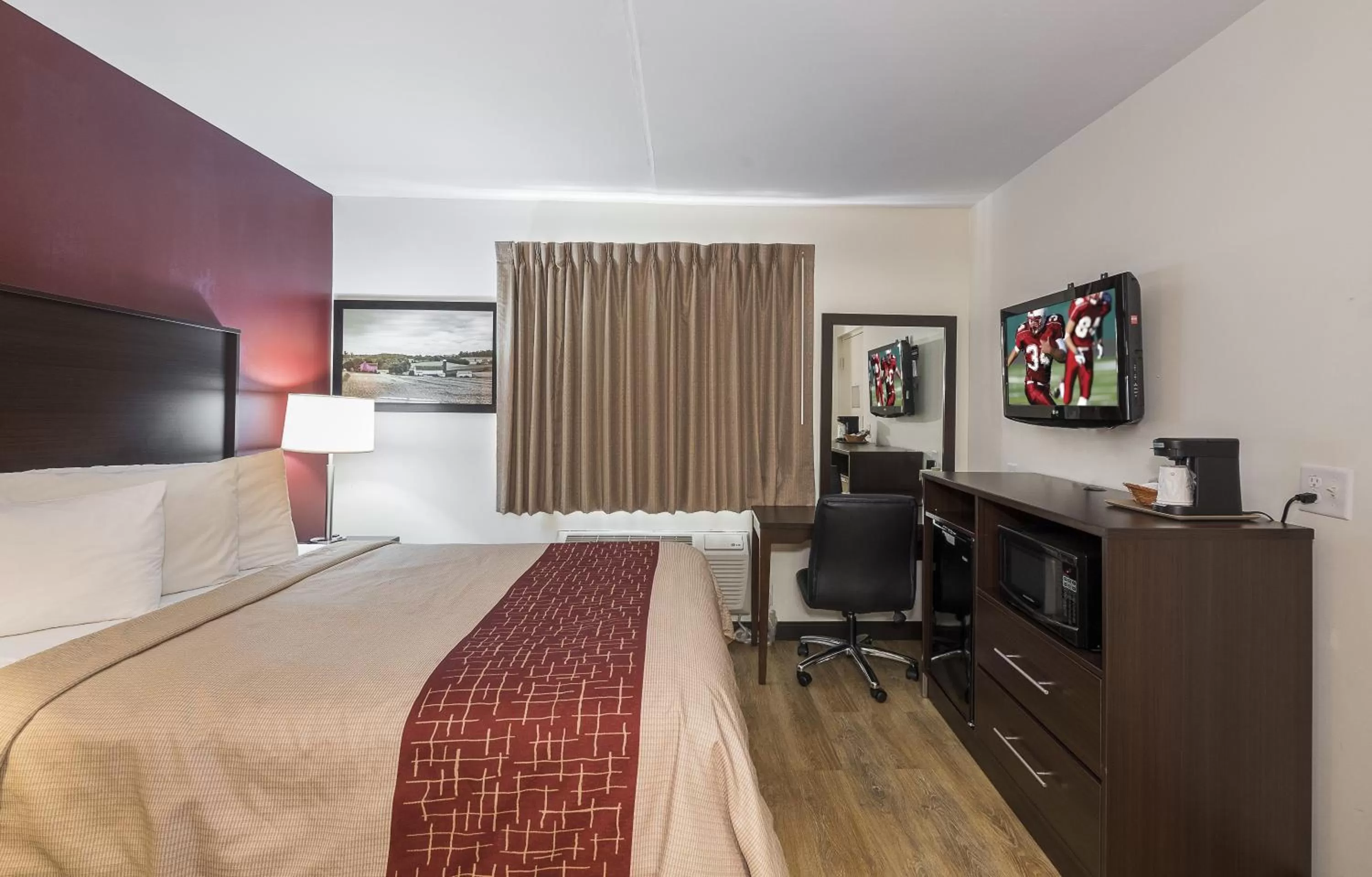 Bedroom, Bed in Red Roof Inn Lancaster Strasburg